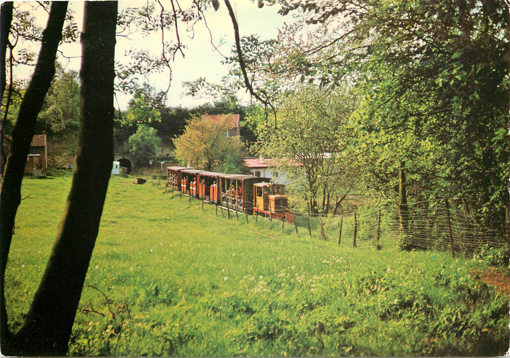 CPM Le petit train dans la verte campagne picarde