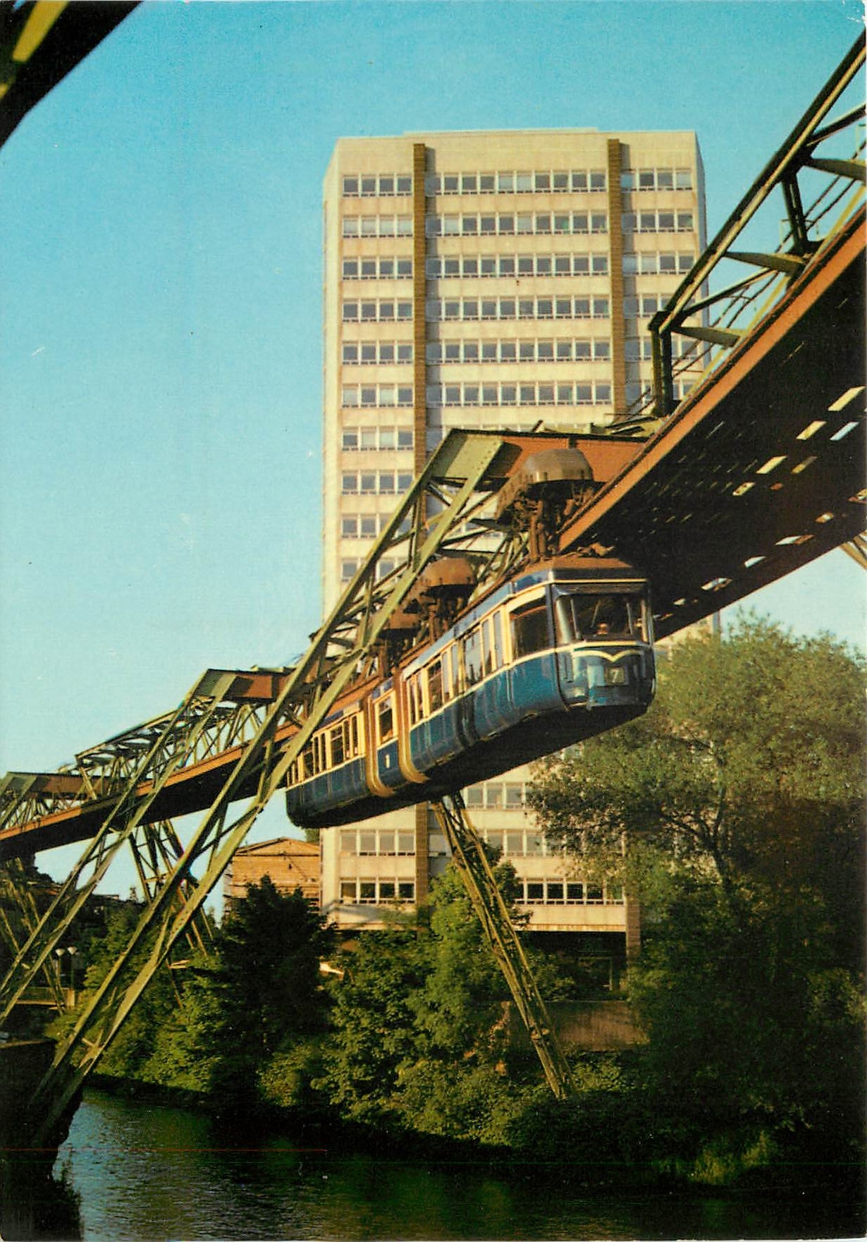 CPM Wuppertaler Justizhochhauis mit Schwebebahn blau