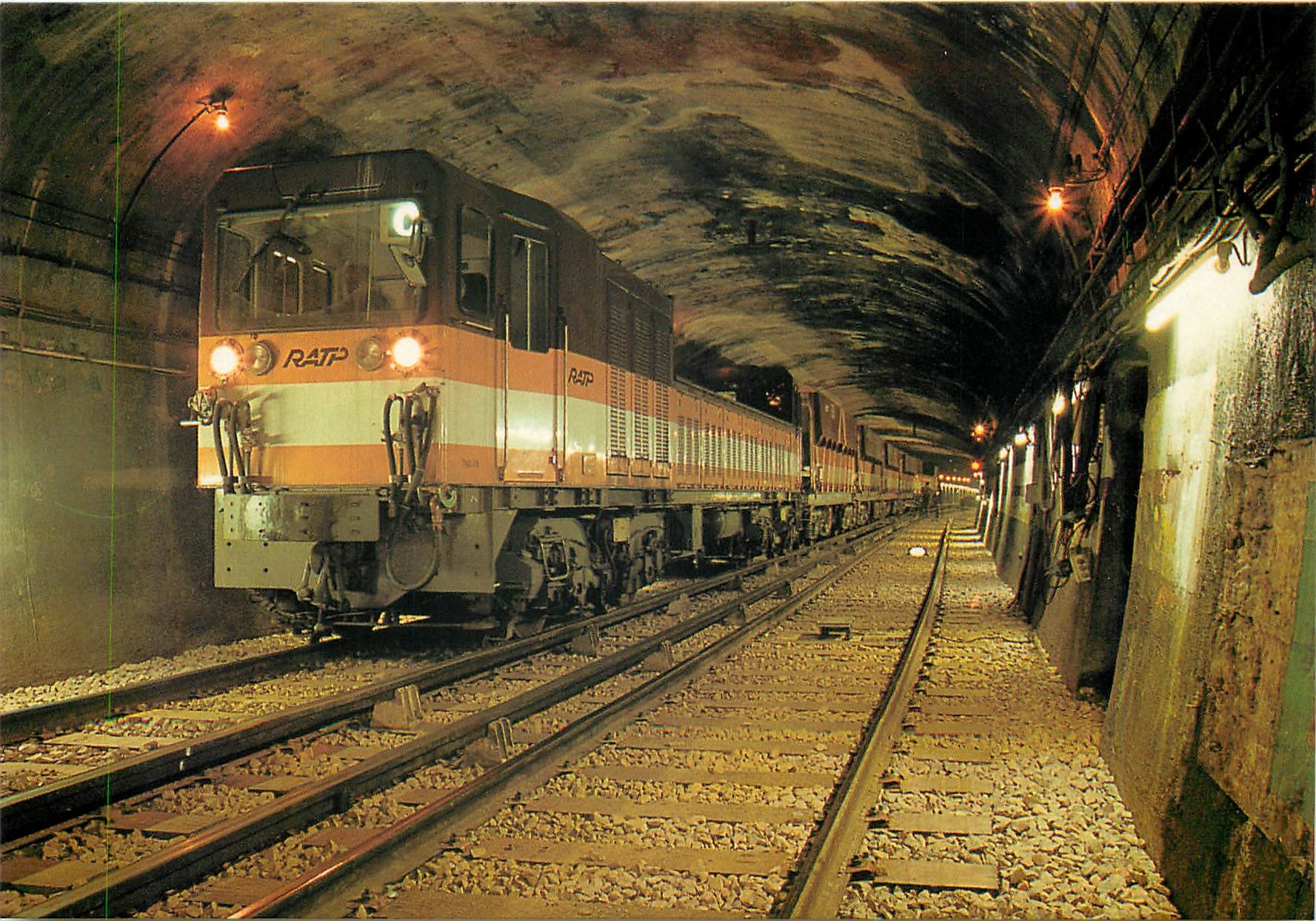 CPM Train de ballast sur la ligne No.2 entre Villiers et Monceau 26 Avril 1991