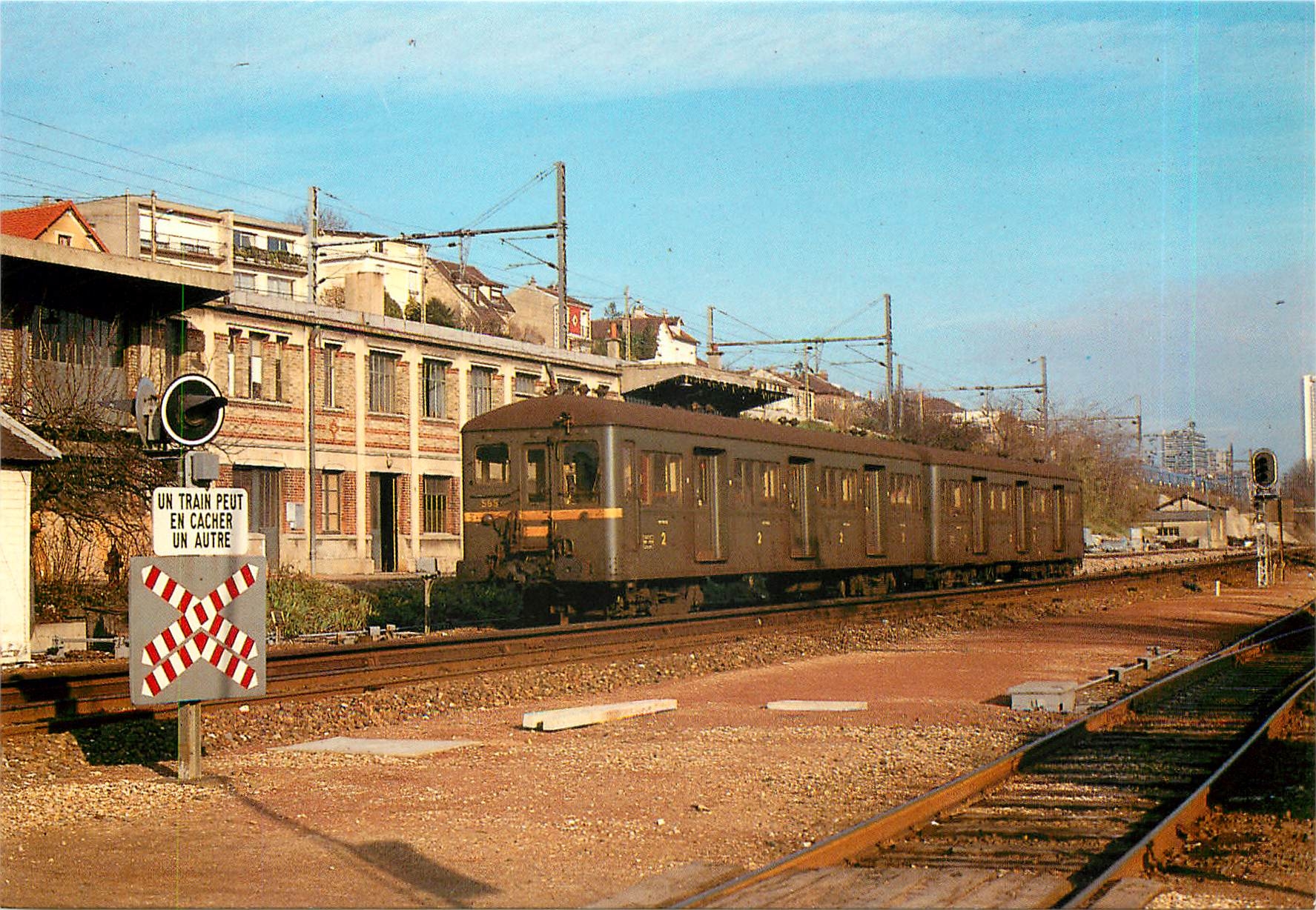 CPM Rame electrique "Standard" a 3eme rail Z-1500 a Suresnes en Decembre 1984