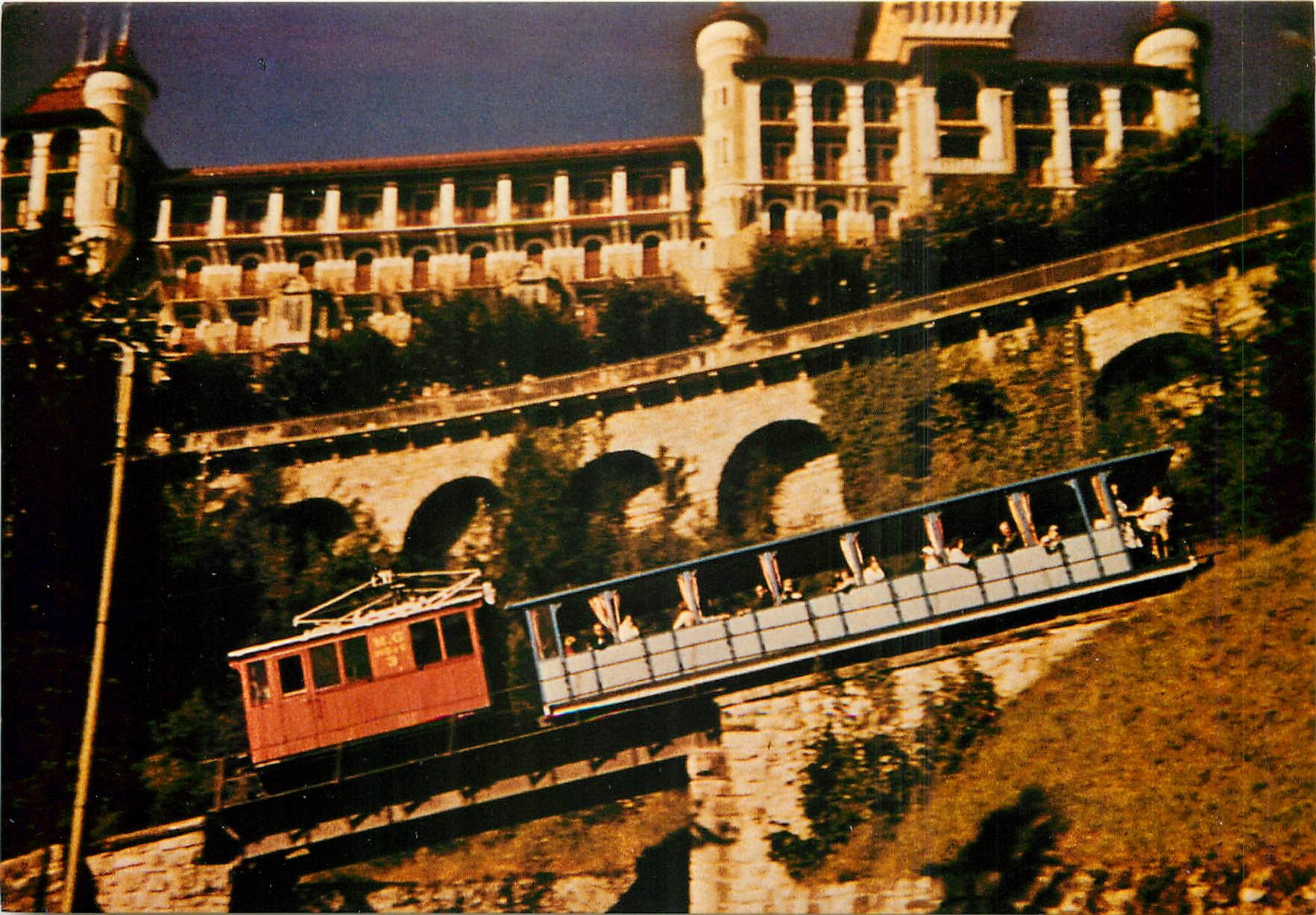 CPM Locomotive MGI HG avec la voiture GN B sous le palace de Caux