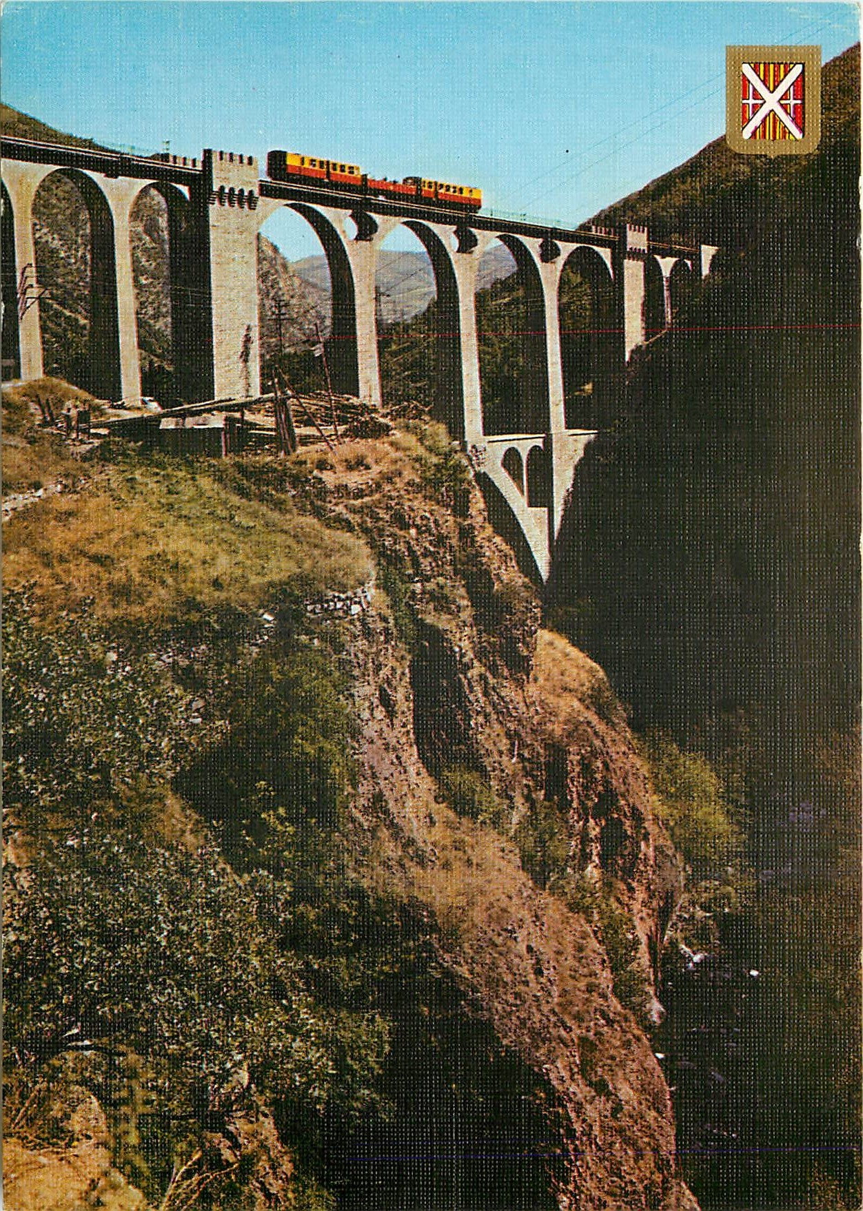 CPM Le ont Séjourné et train Sang et Or allant de Villefranche à la Tour de Carol