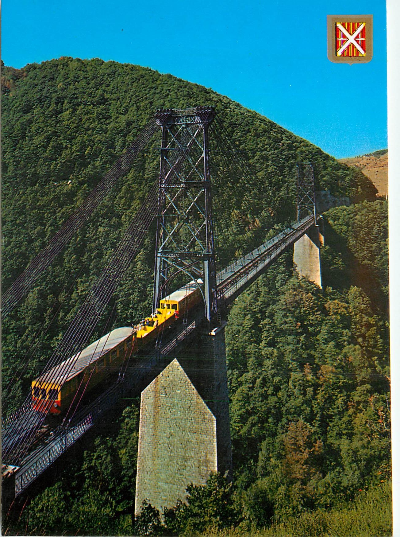 CPM Le pont Suspendu et le petit train allant de Villefranche à Latour de Carol