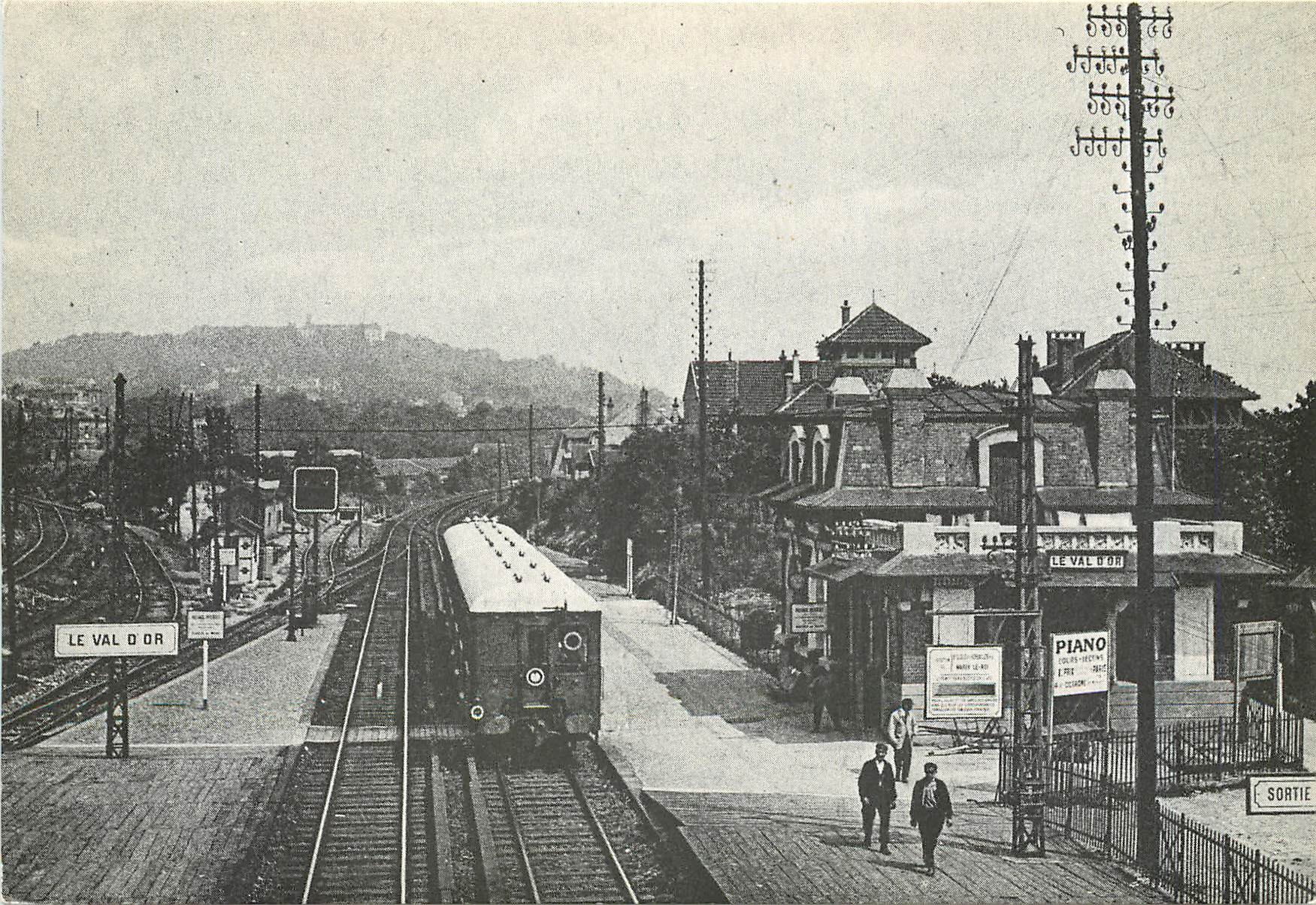 CPM Rame standard arrivant en gare du Val d'Or