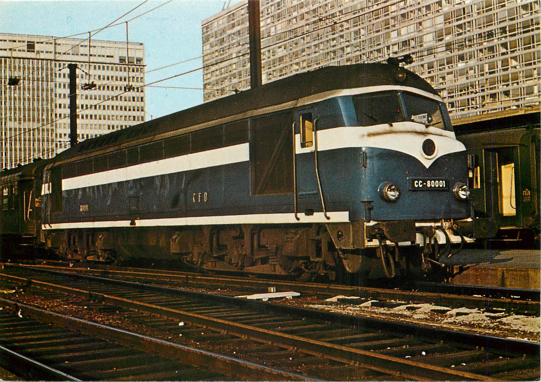 CPM Locomotive diesel à Paris Montparnasse en tête d'un express pour Argentan