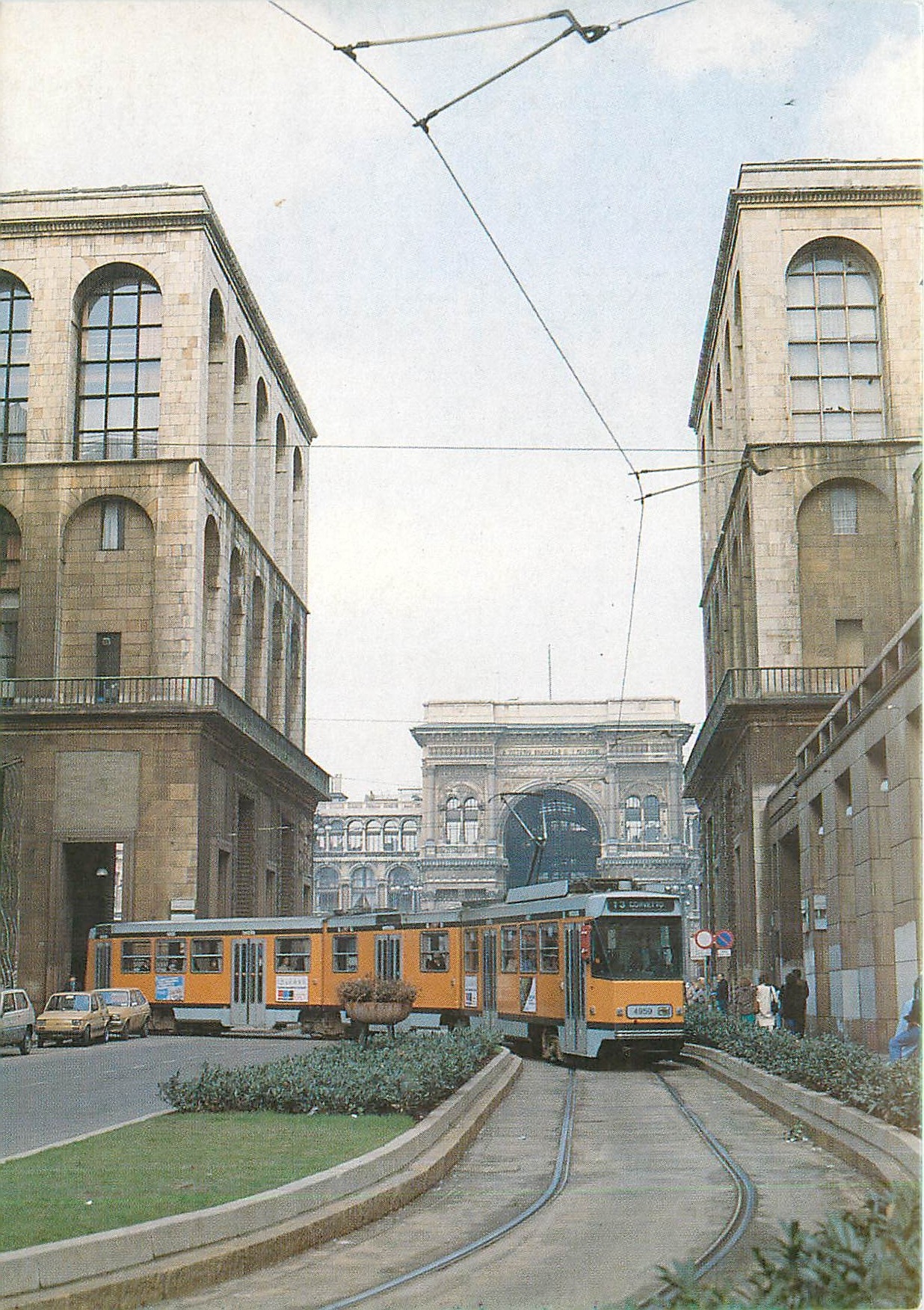 CPM Sullo sfondo la Galleria e piazza del Duomo aprile 1985