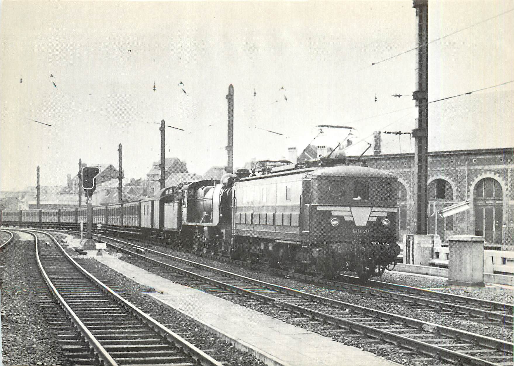 CPM SNCB Bruxelles Chapelle remorque d'un train par une locomotive électrique