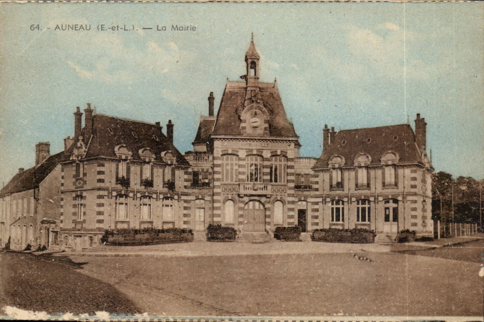 Auneau CPA the town hall