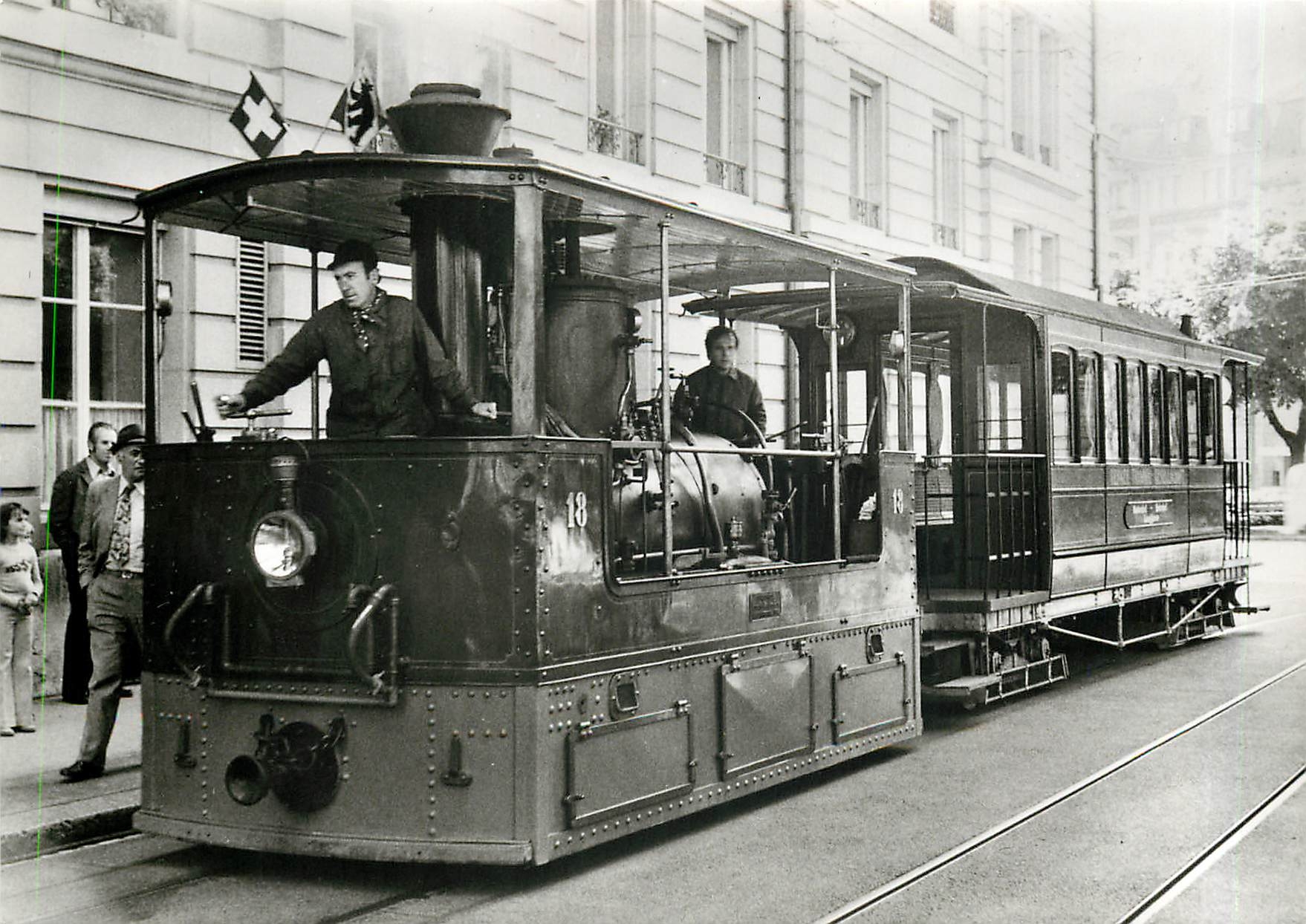 cPM Stadtische Verkehrsbetriebe Bern Locomotive Nr 18 mit Wagen Nr 26