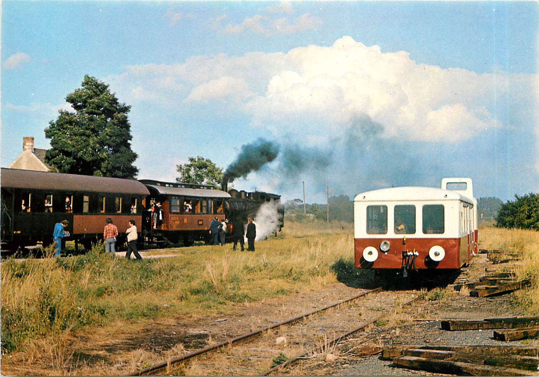 CPM Chinon Richelieu Croisement du train vapeur et de l'autorail FNC en gare de Ligre Riviere
