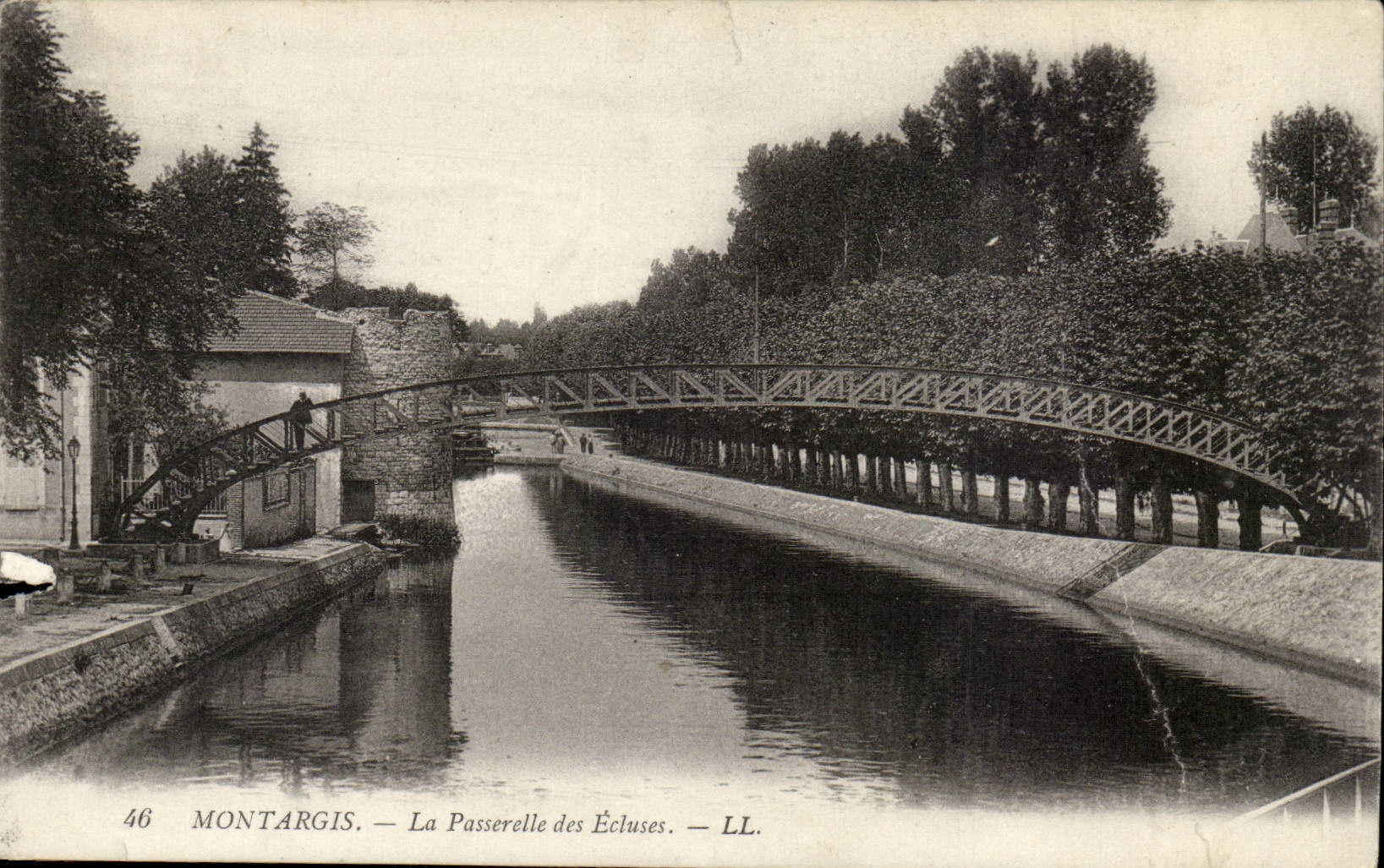 Montargis CPA the footbridge of the locks