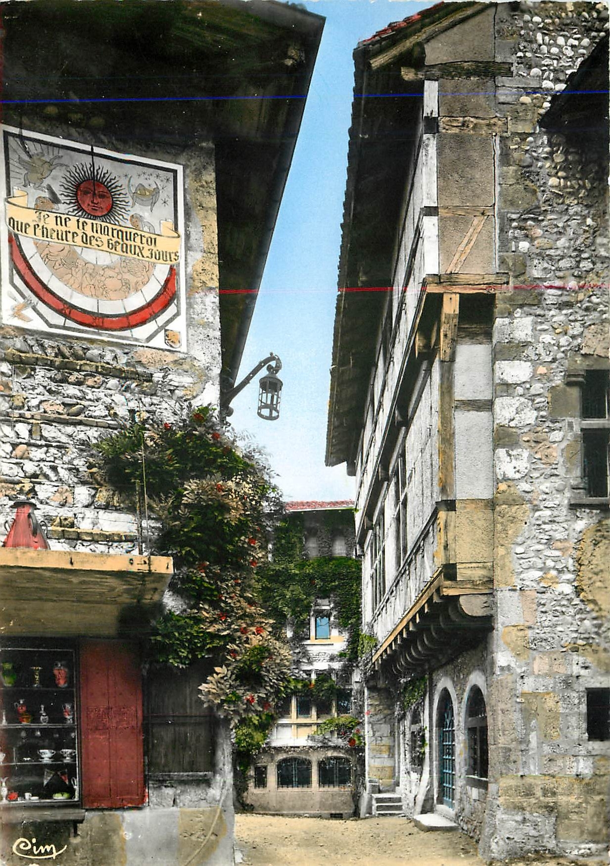 CPM Perouges Ain Cite Medievale Cadran Solaire Maison de Madame de Villeneuve
