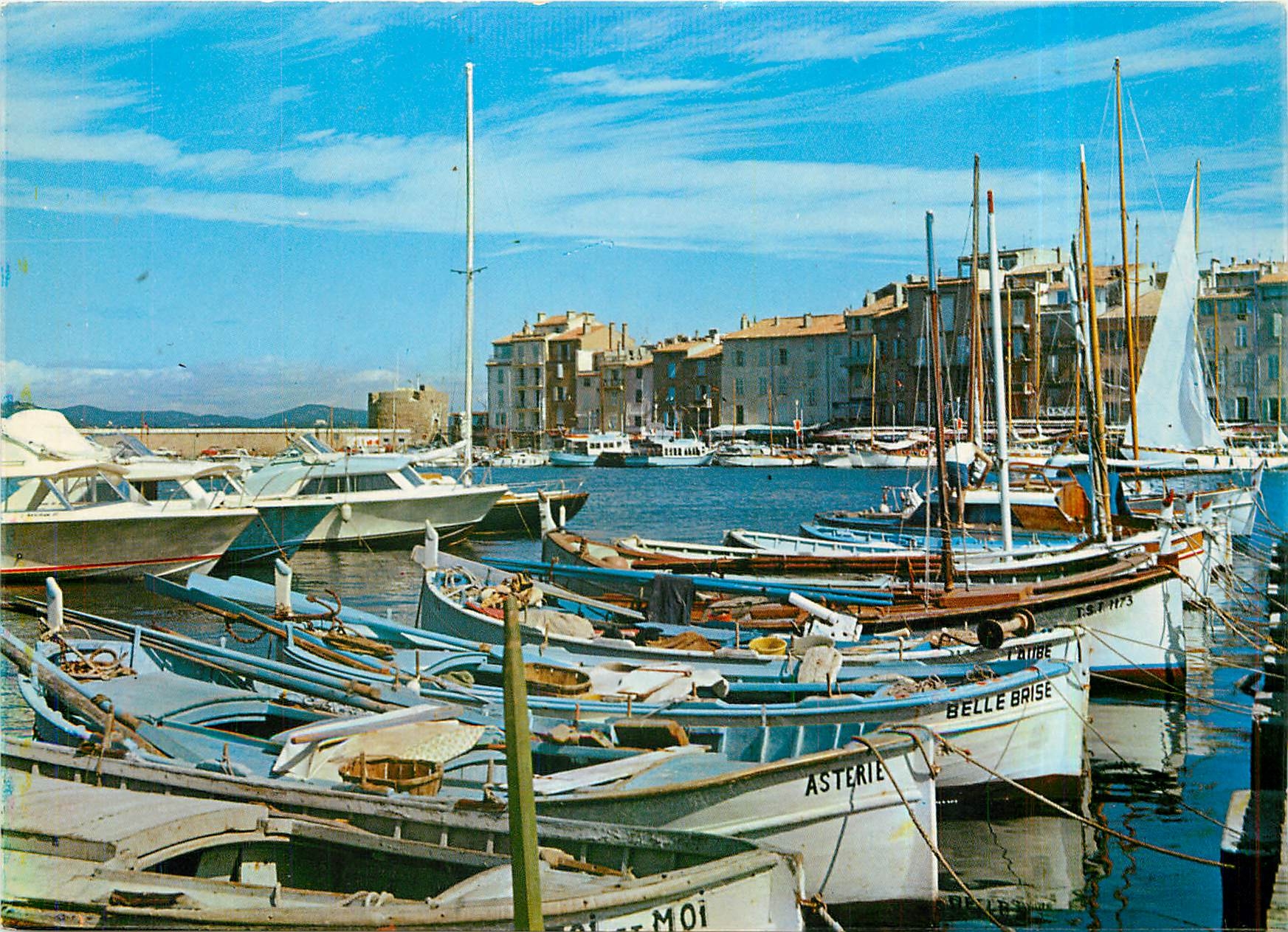 CPM Saint Tropez Un coin pitoresque du port 