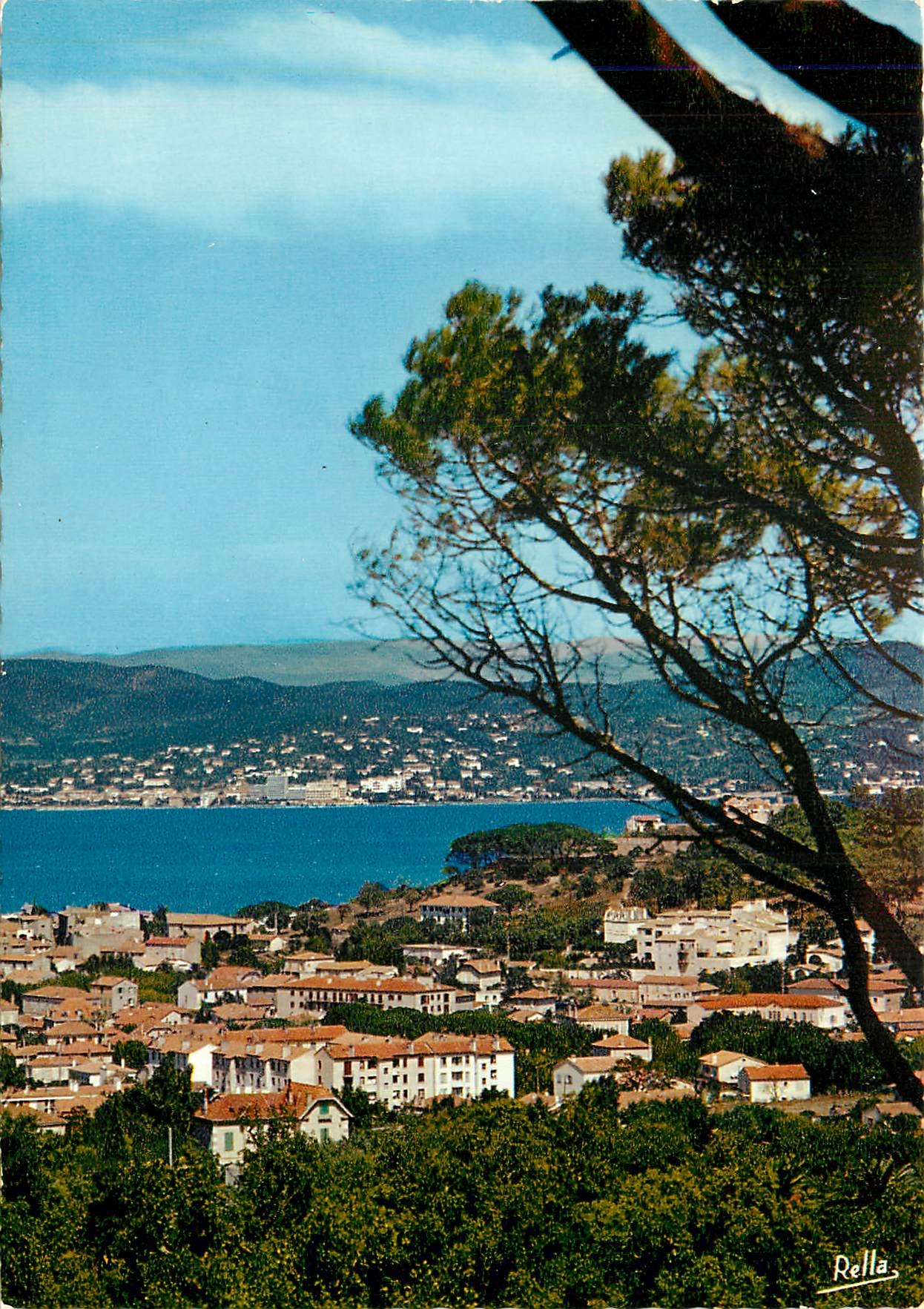 CPM Saint Tropez Var Saint Tropez et son Golfe Au loin Sainte Maxime