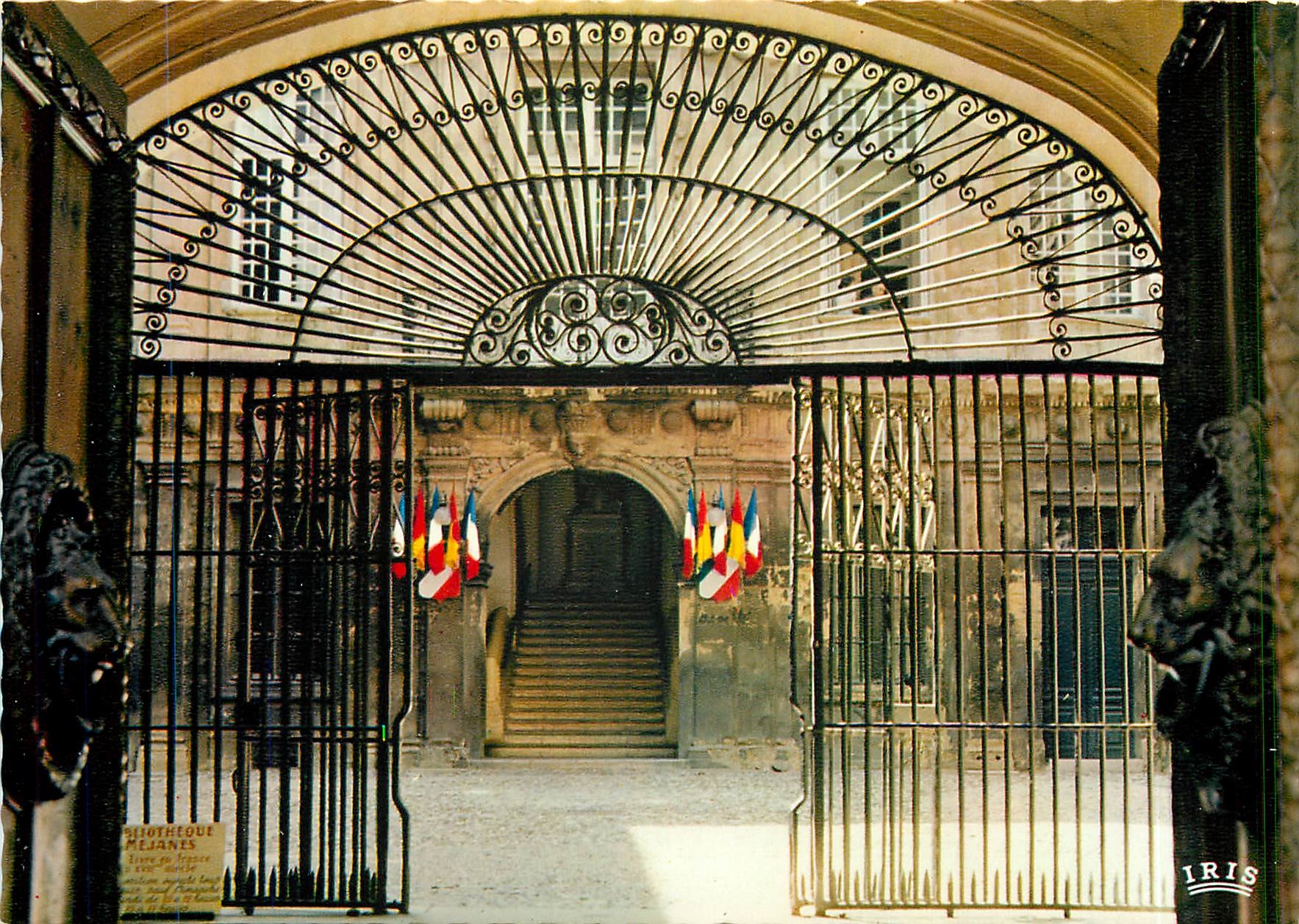 CPM Aix en Provence B du R L'Hotel de Ville la grille en fer forge