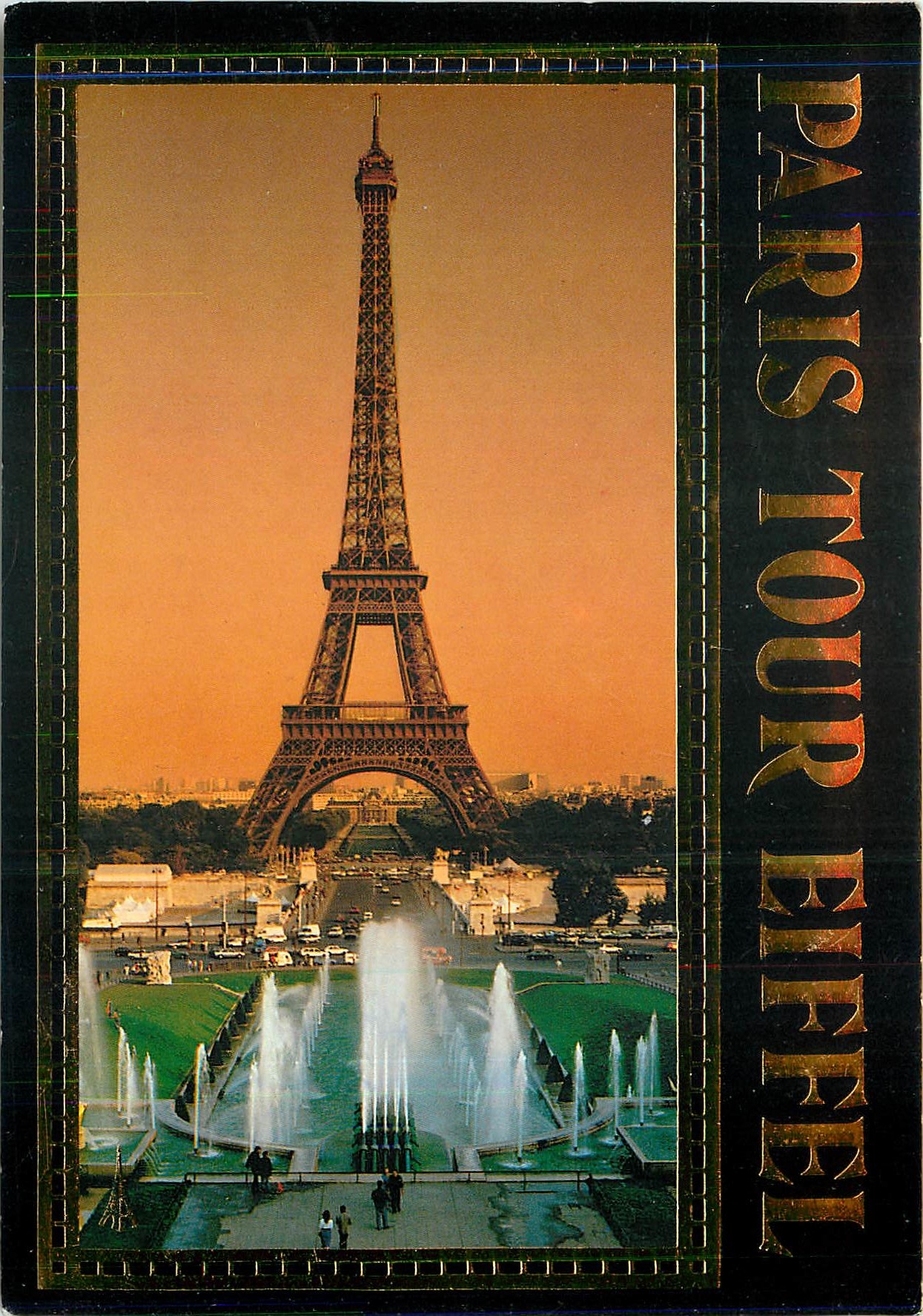 CPM Paris Tour Eiffel Les j'eaux du Trocadero le pont d'lena et la Tour Eiffel