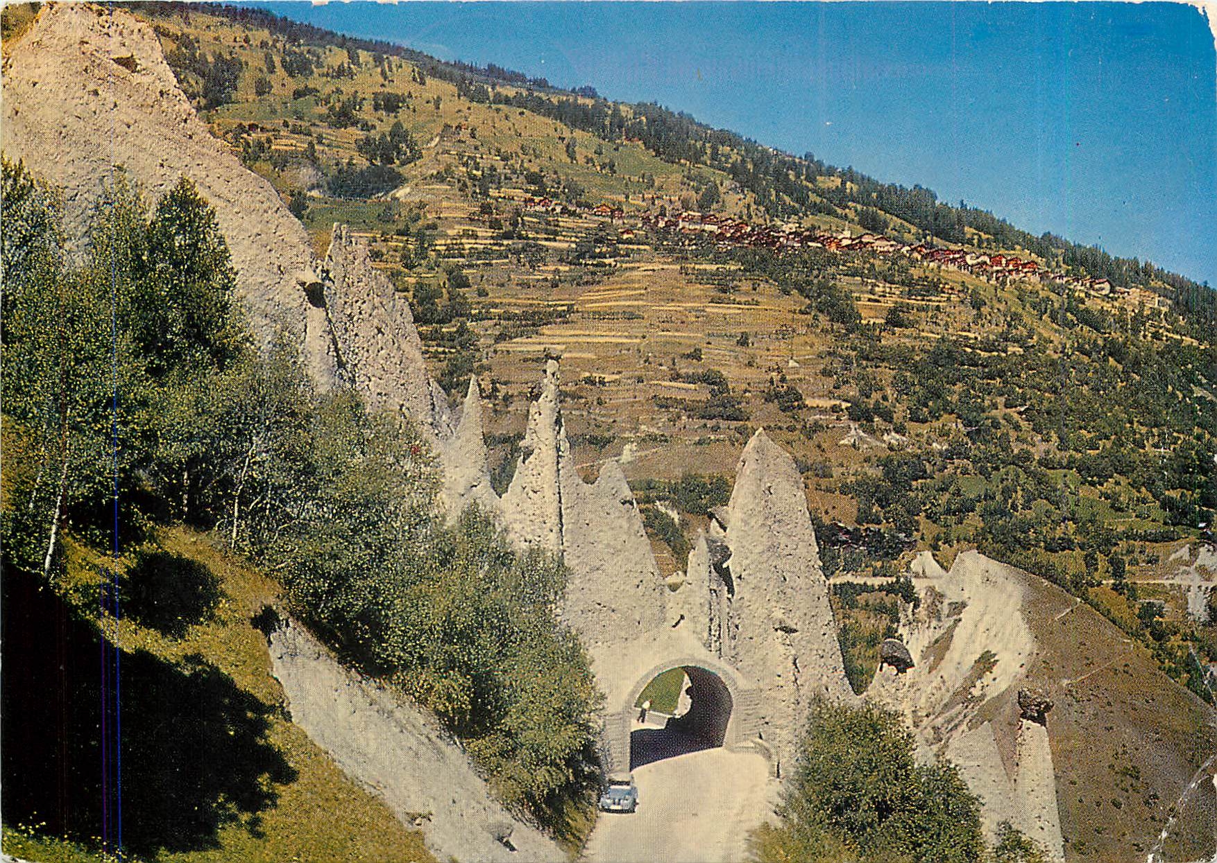 CPM Val d'Herens Valais pyramides d'Euseigne et village d'Heremence