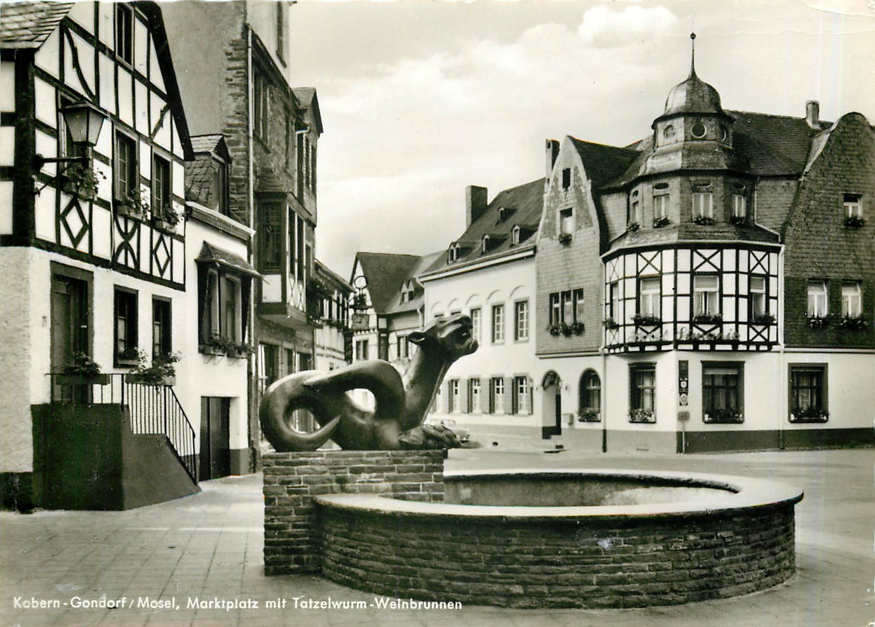 CPM Kabern Gondorf Mosel Marktplatz mit Tatzetwurm Weinbrunnen