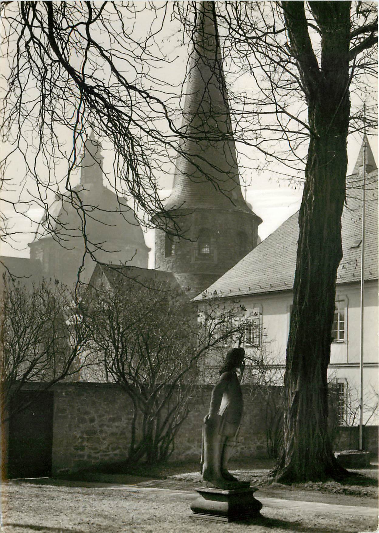CPM Fulda Im Vordergrund die Karolingische St Michaelskirche