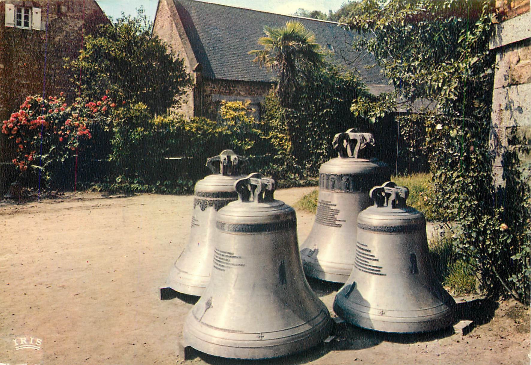 CPM Villedieu les Poeles Les Cloches devant la fonderie