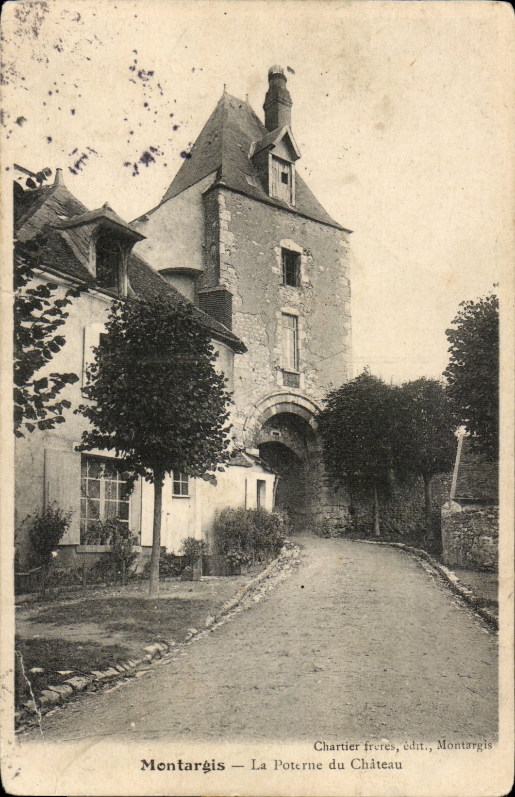Montargis CPA the postern of the castle