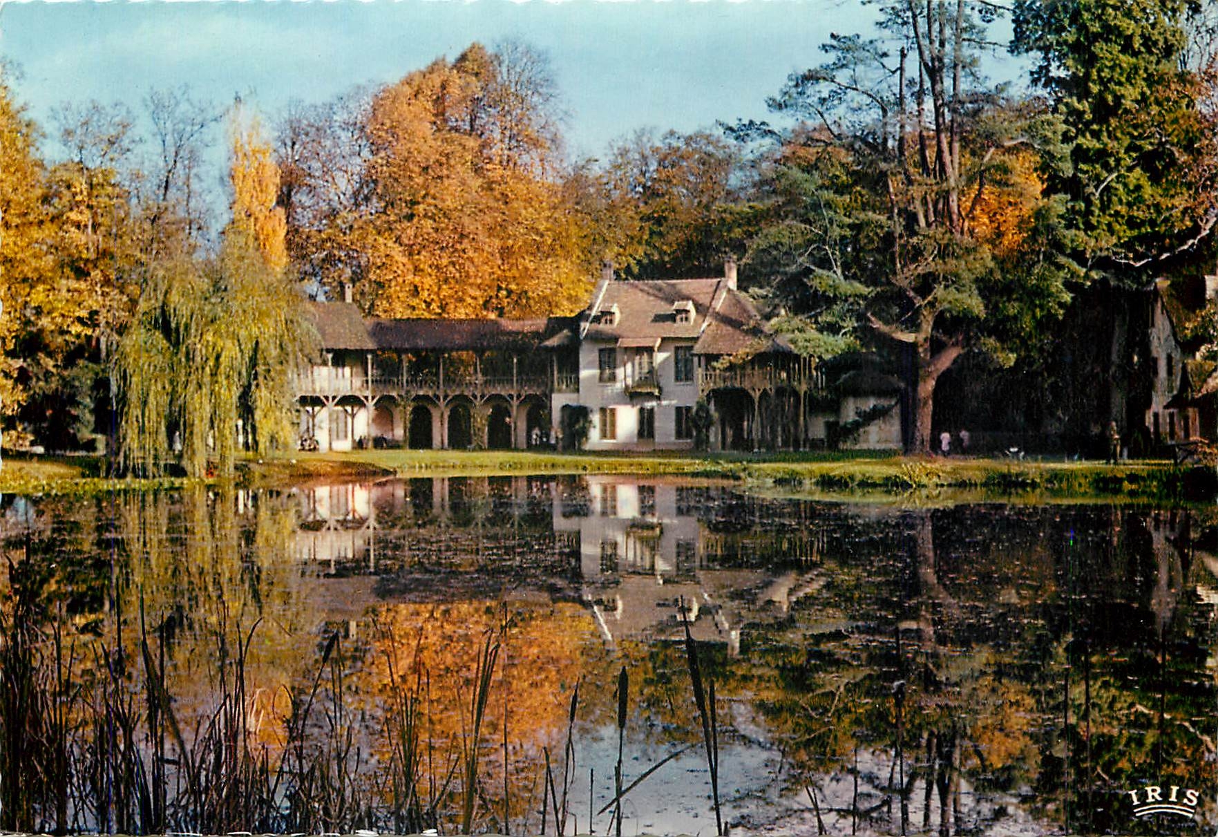 CPM Versailles Le Hameau de la Reine Marie-Antoinette en Automne