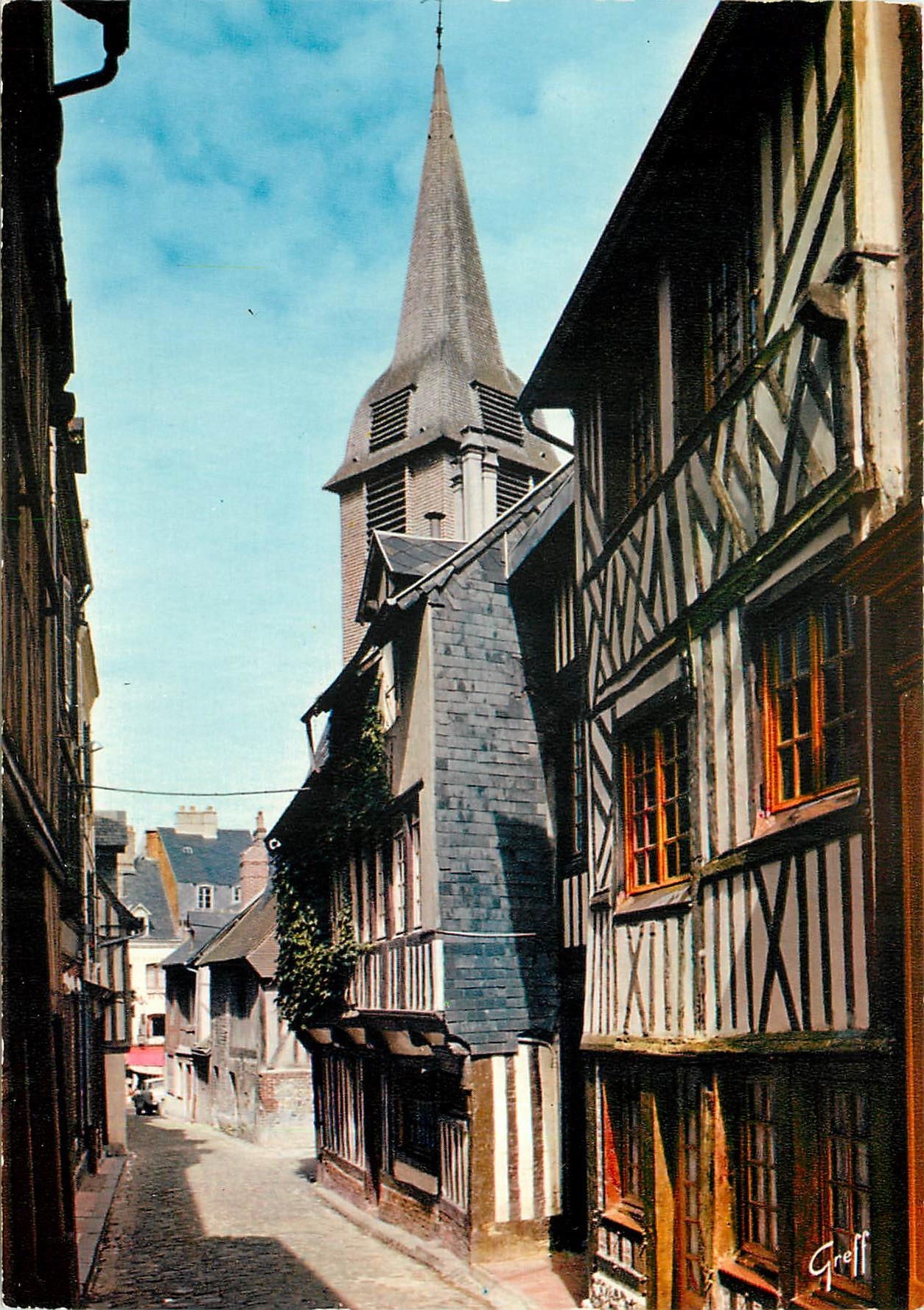 CPM Honfleur Vieille rue pittoresque avec le clocher Ste-Catherine