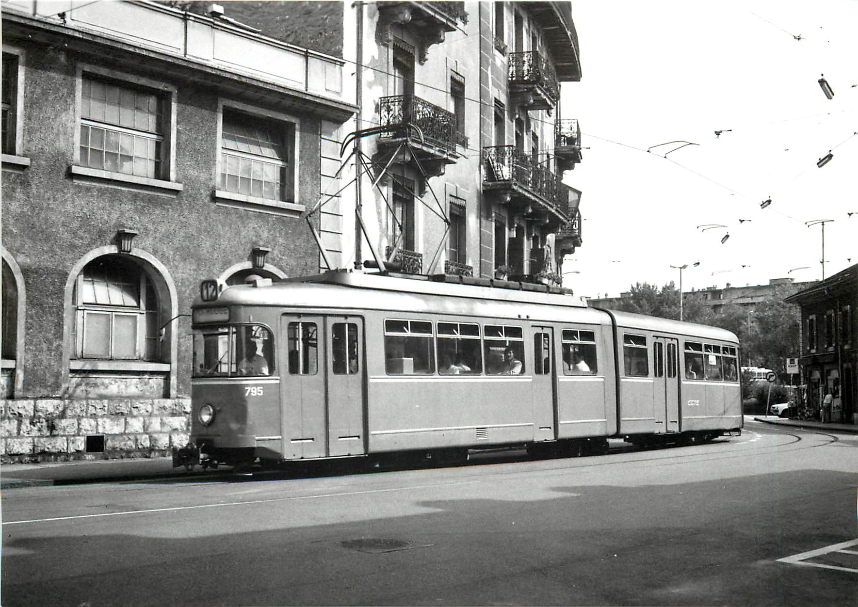 CPM Ligne 12 essais d'un bogies Vevey sous la Duewag 795 a la rue du Pont-Neuf a Carouge 22.7.1983