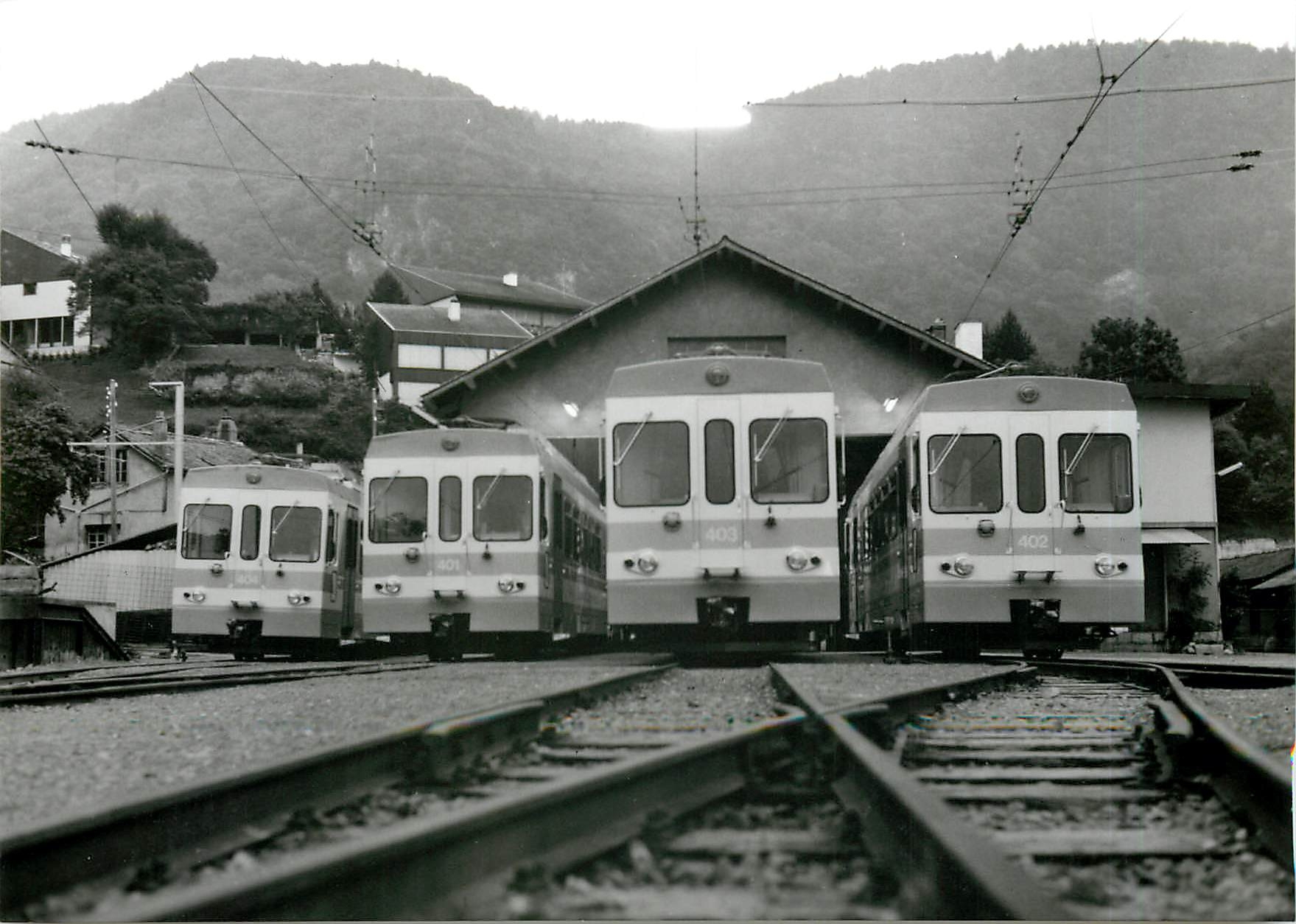 CPM Les quatre nouvelles automotrices devant kle depot d'Aigle 8.7.1987