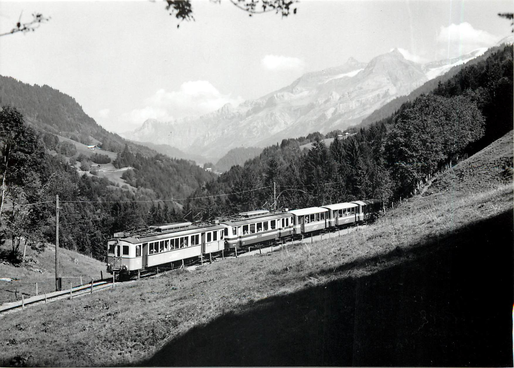 CPM BDe 4/4 11 et 2 B2 34 32 et 33 entre les Echenards et les Planches 7.9.1986