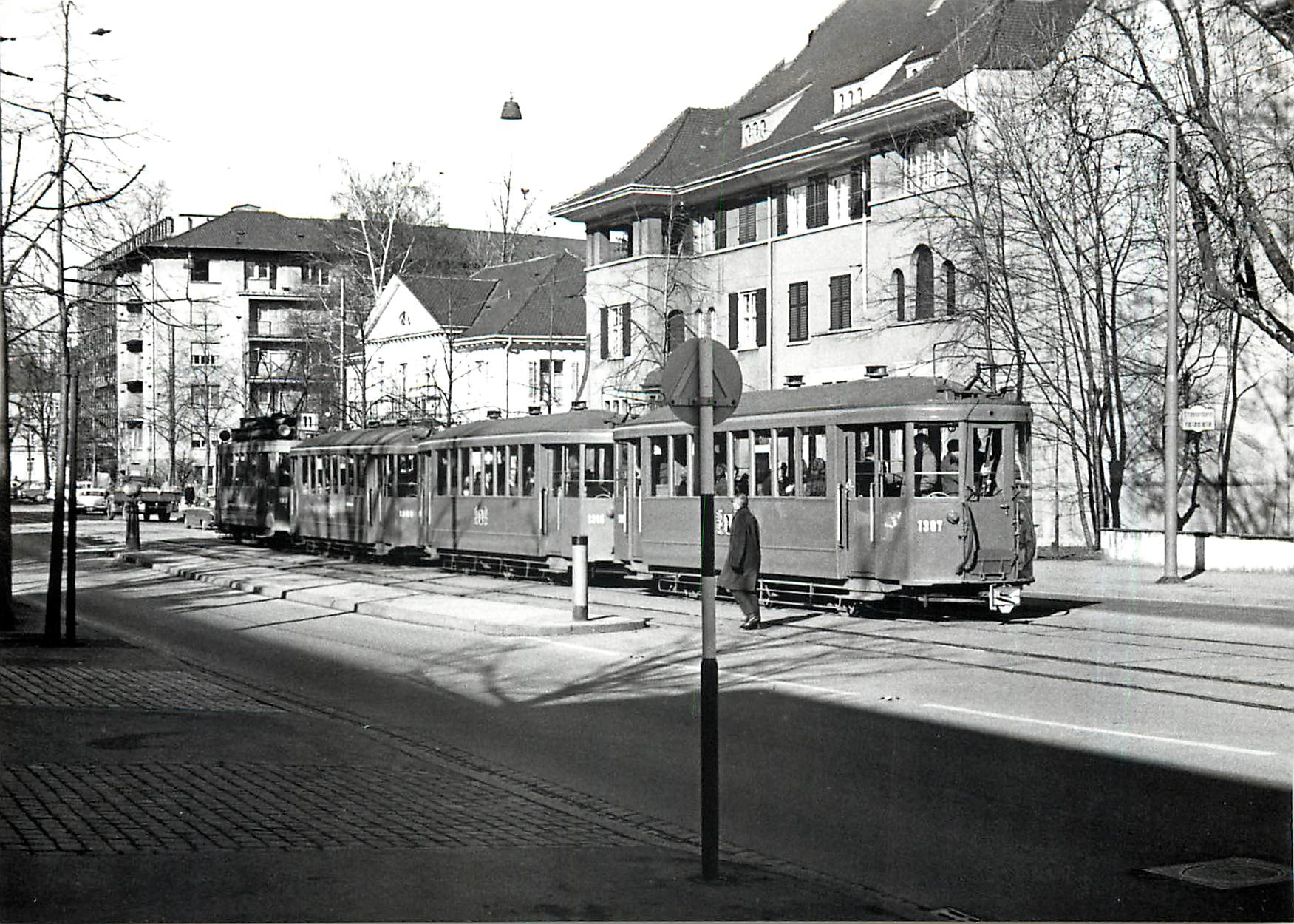 CPM Be 2/2 183 et 3 B3 a la Muenchensteinerstrasse 25.3.1968