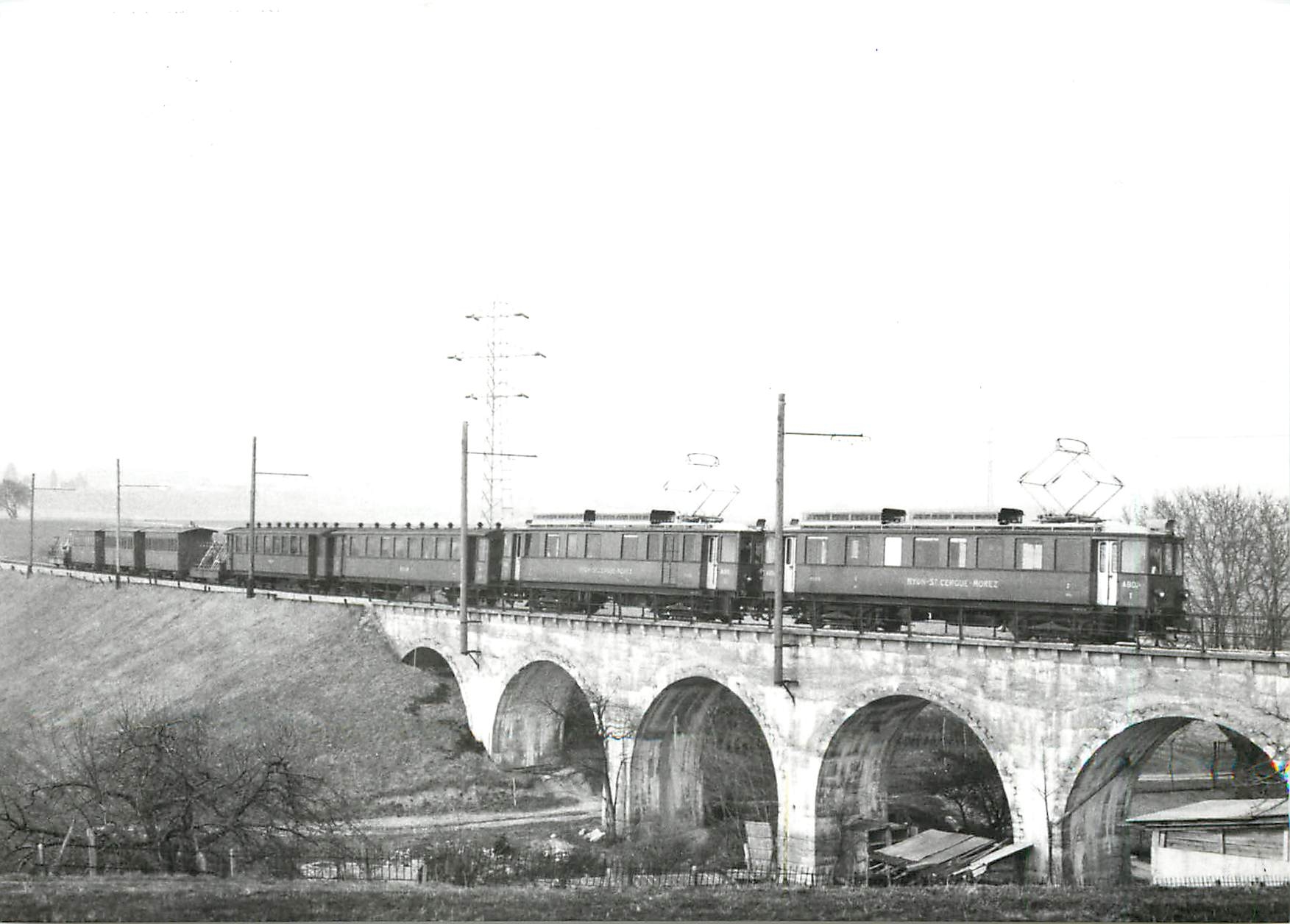 CPM Train de skieurs en double-traction sur le pont de l'Asse Mars 1964