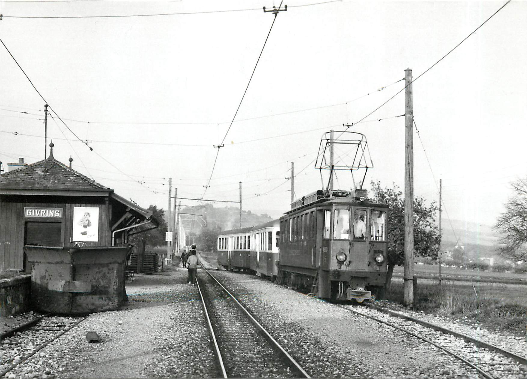 CPM ABDe 4/4 5 et voitures a Grivins Septembre 1985