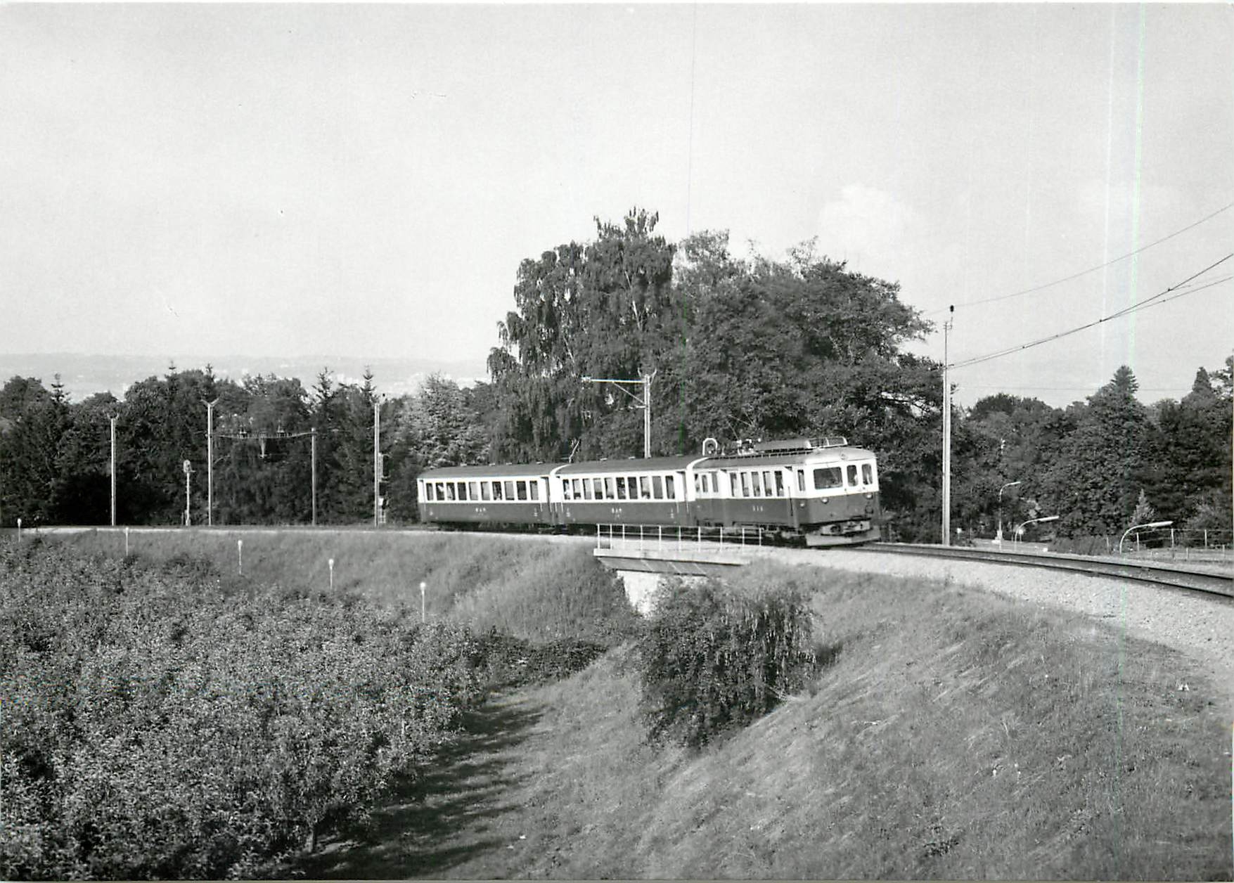 CPM Train pour Biere a Morges pres du viaduc sur l'autoroute 7.7.1975