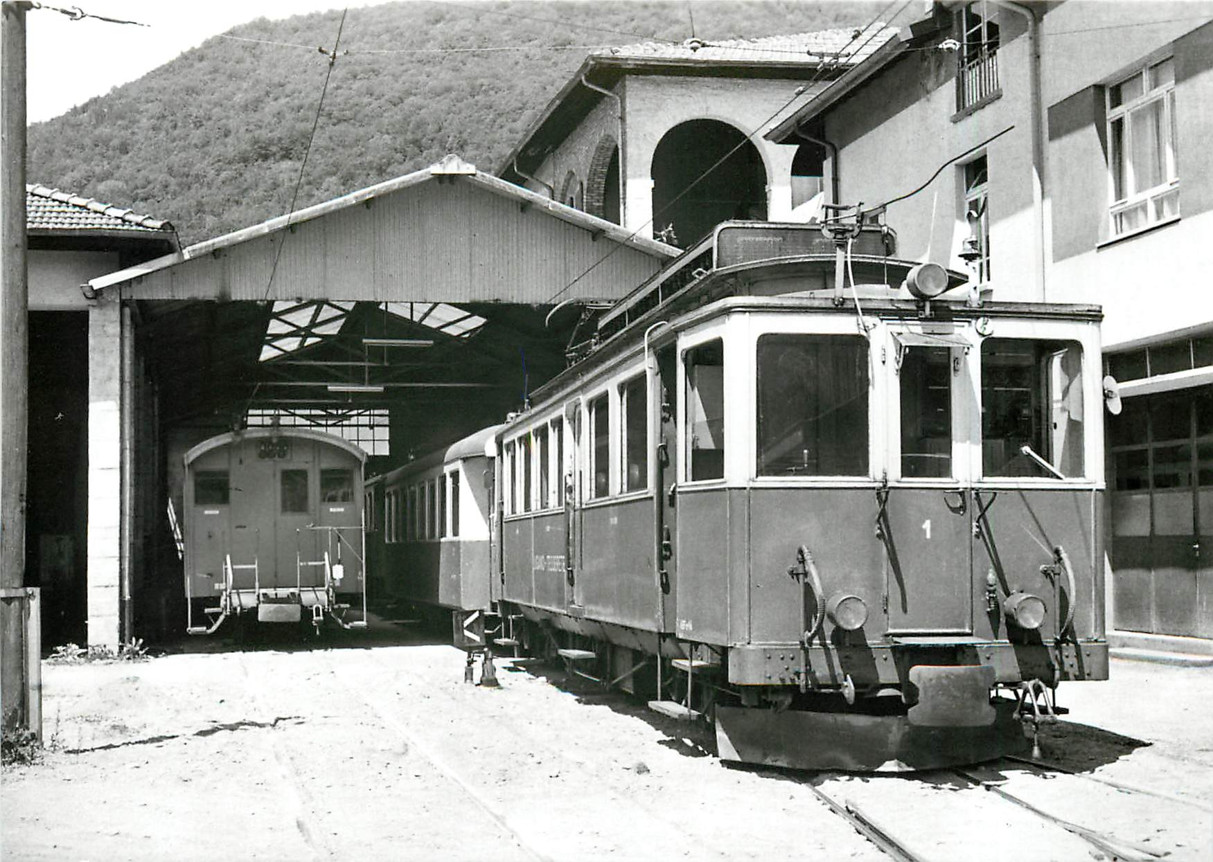 CPM ABFe 4/4 1 B4 15 et B 13 devant la remise de Tesserete 21.5.1967