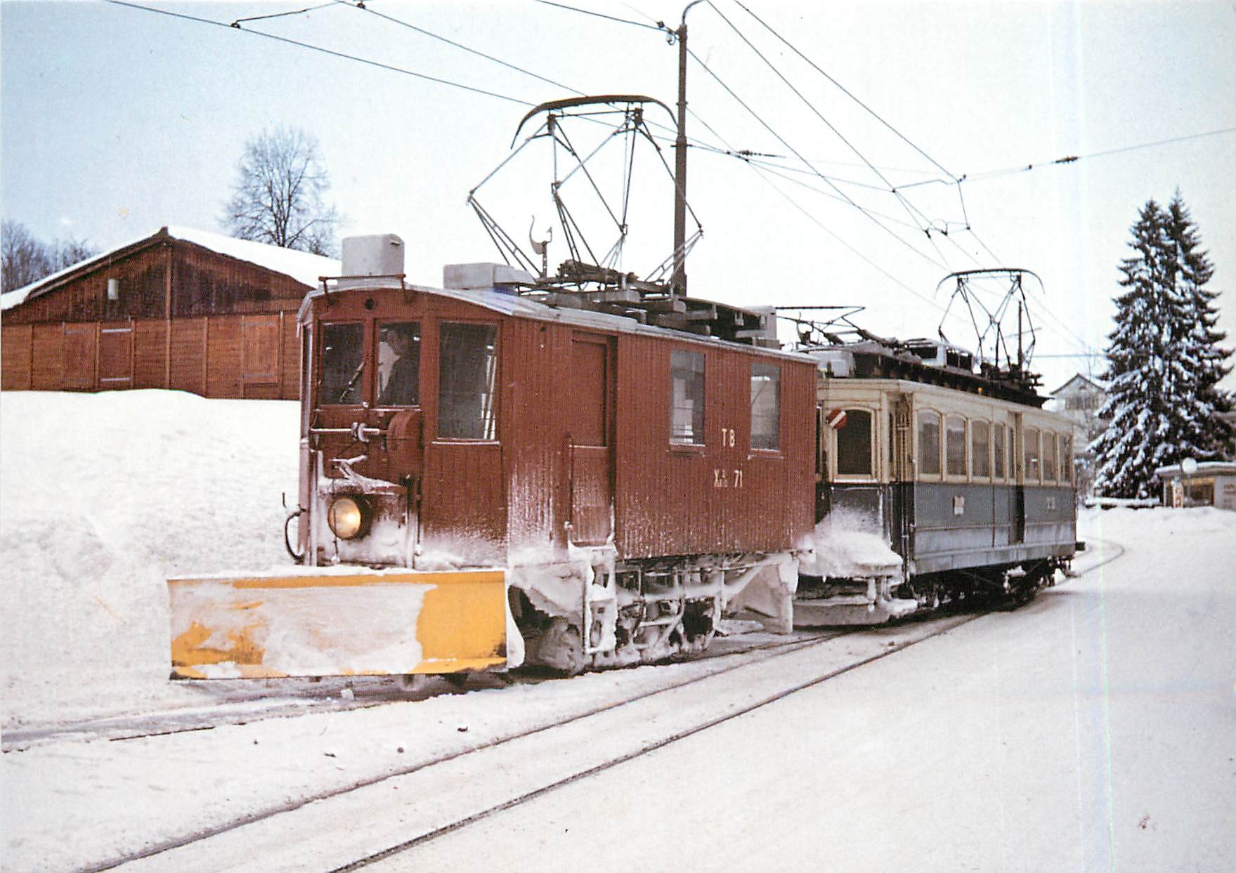 CPM Tb-Schneefegemaschine Xe 2/2 71 im schuib des Xe 4/4 23 kehrt ins Depot Speicher zurueck am 25.2