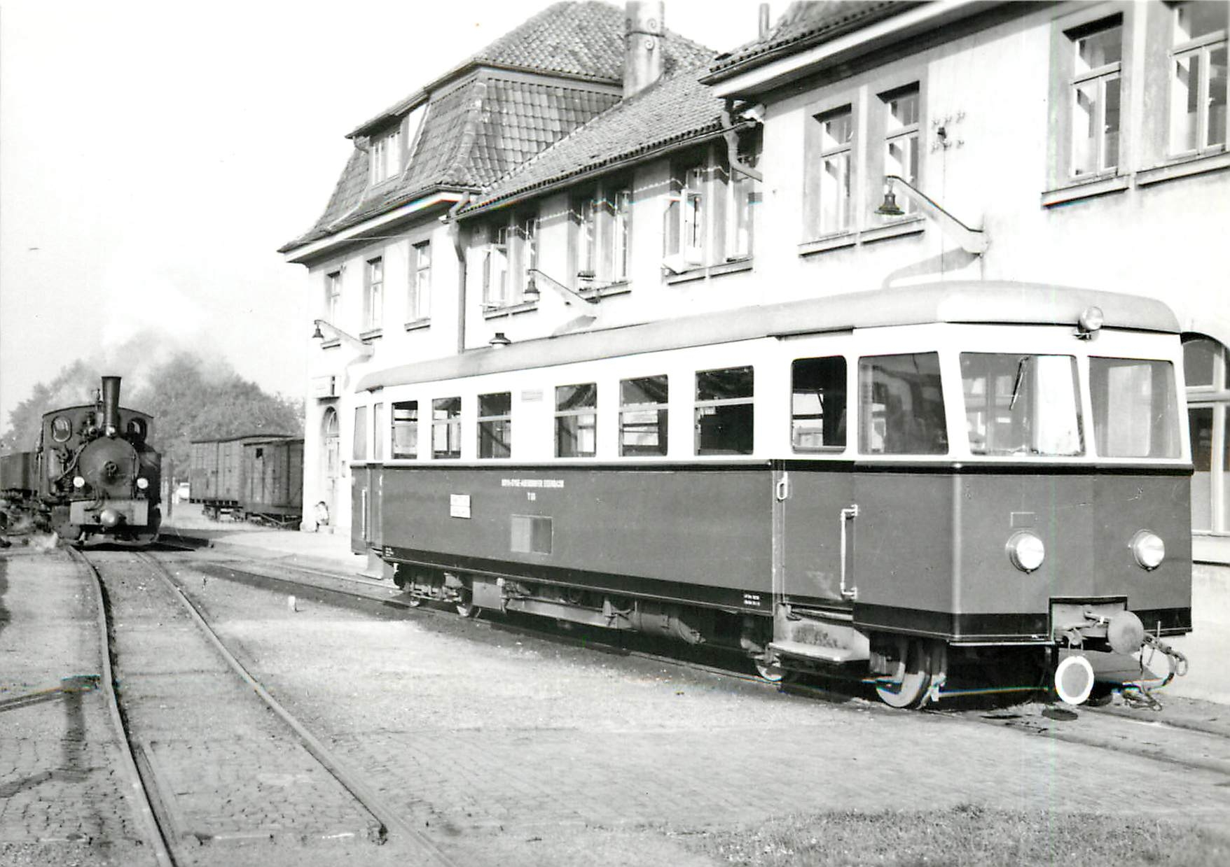 CPM Gare de Hoya train vapeur et autorail T65 8.1961