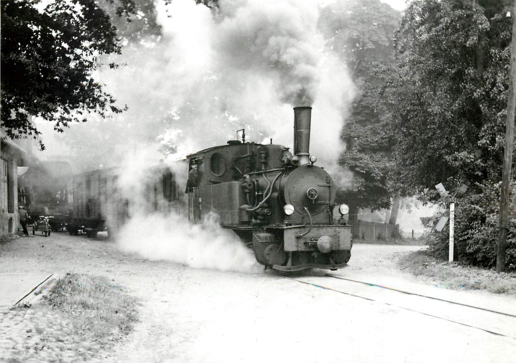 CPM Train vapeur dans la traversee d'Uenzen 1.9.1961