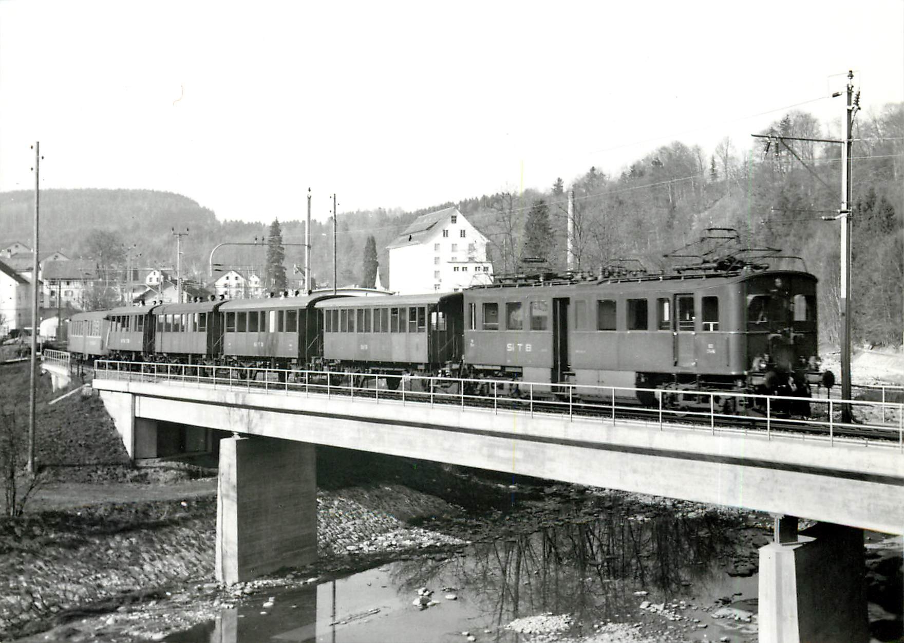 CPM Mittagsabonnentenzug bunt gemischt: SITB CFE 2/4 83 mit Wagen verschiedener Bauarten um 1950