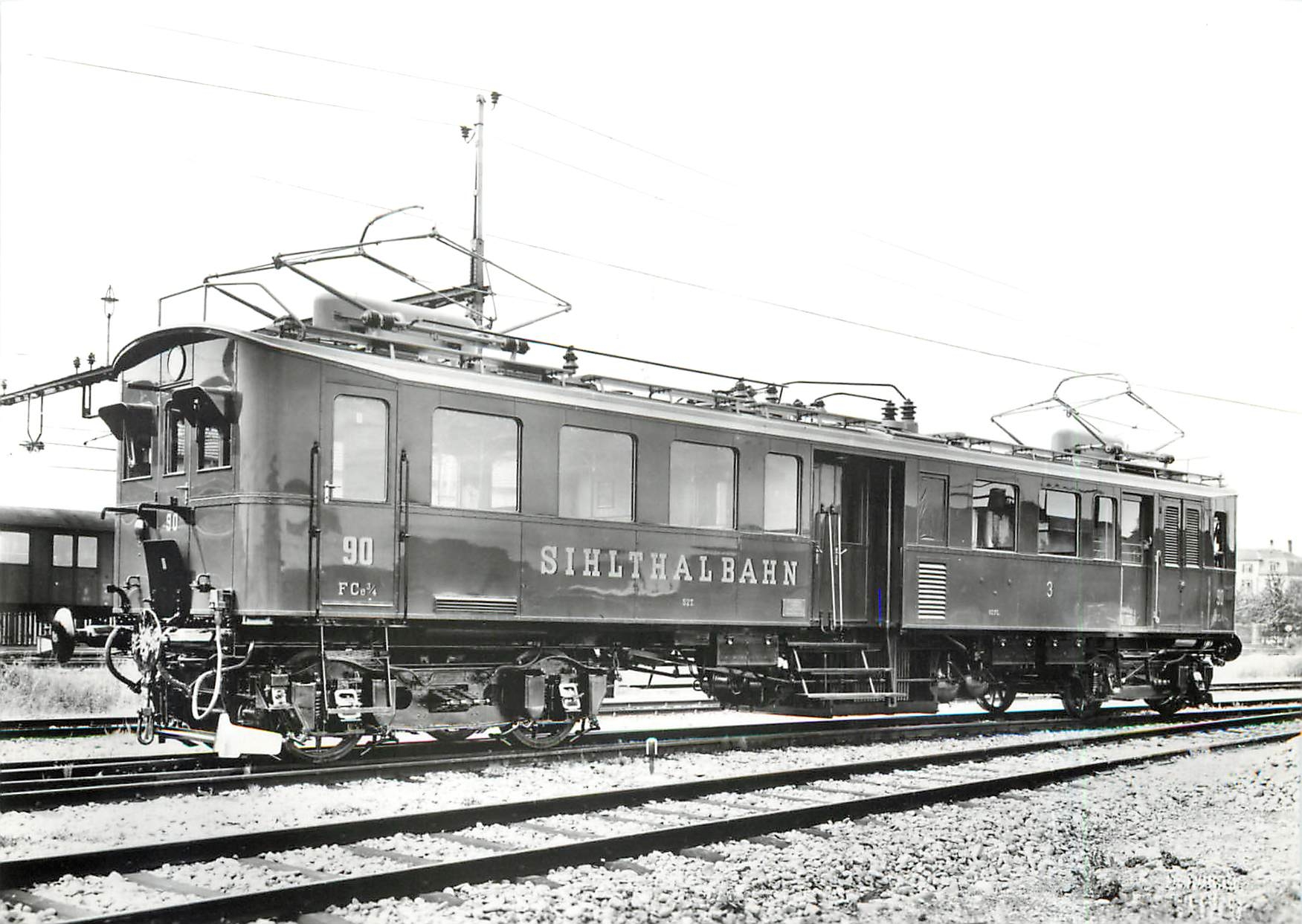 CPM SITB-Gueterzug mit der 1931 umgebauten Lok De 3/4 2 vor der einstigen Sommerwagen-Remise in Adis