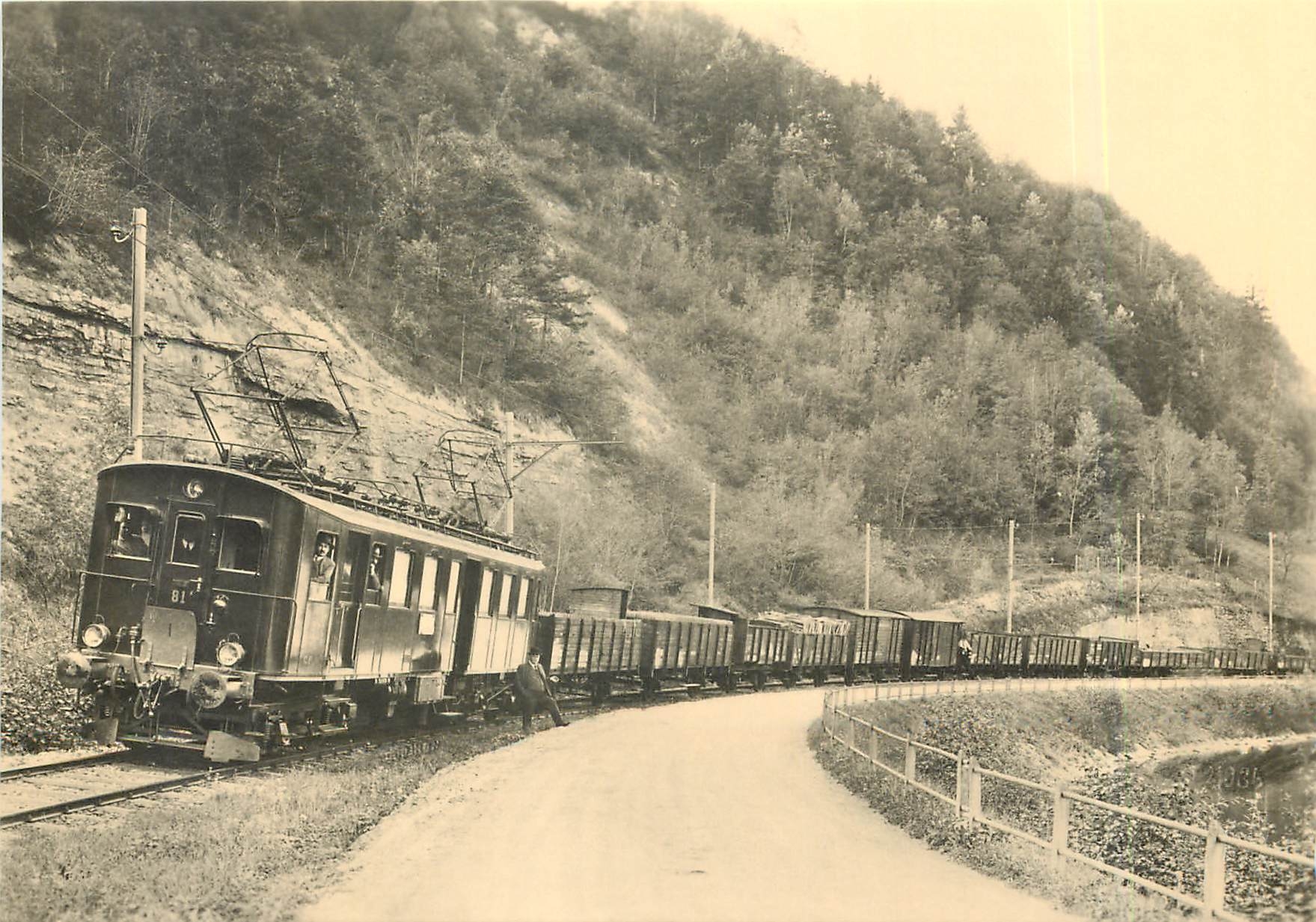 CPM SITB-Doppelpendel Be 2/4 82+ B46 Be 2/4 81 in Langnau-Gattikon 21.3.1973