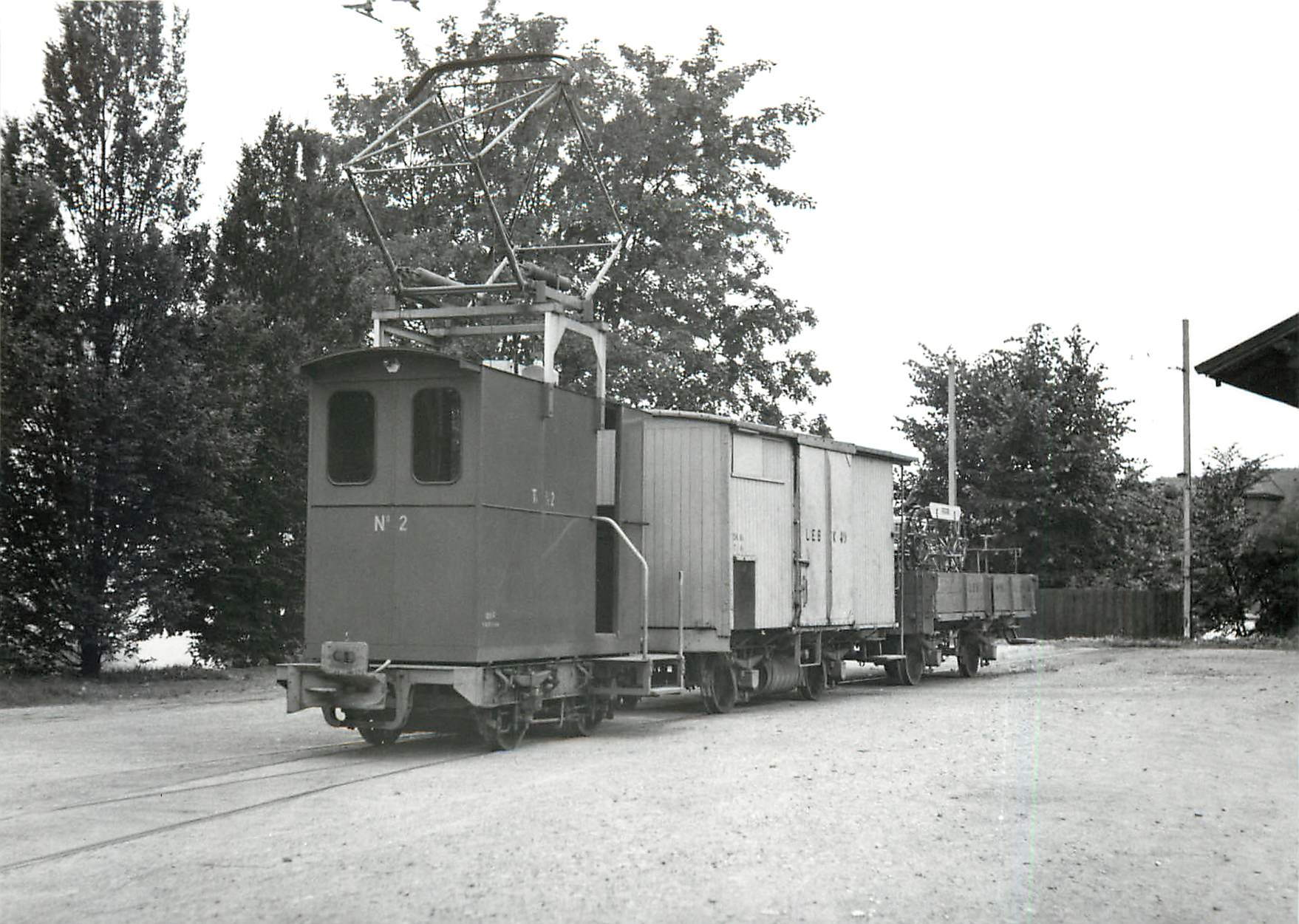 CPM Tracteur Te 2/2 2 avec deux wagons en gare de Lausanne-Chauderon 30.6.1958