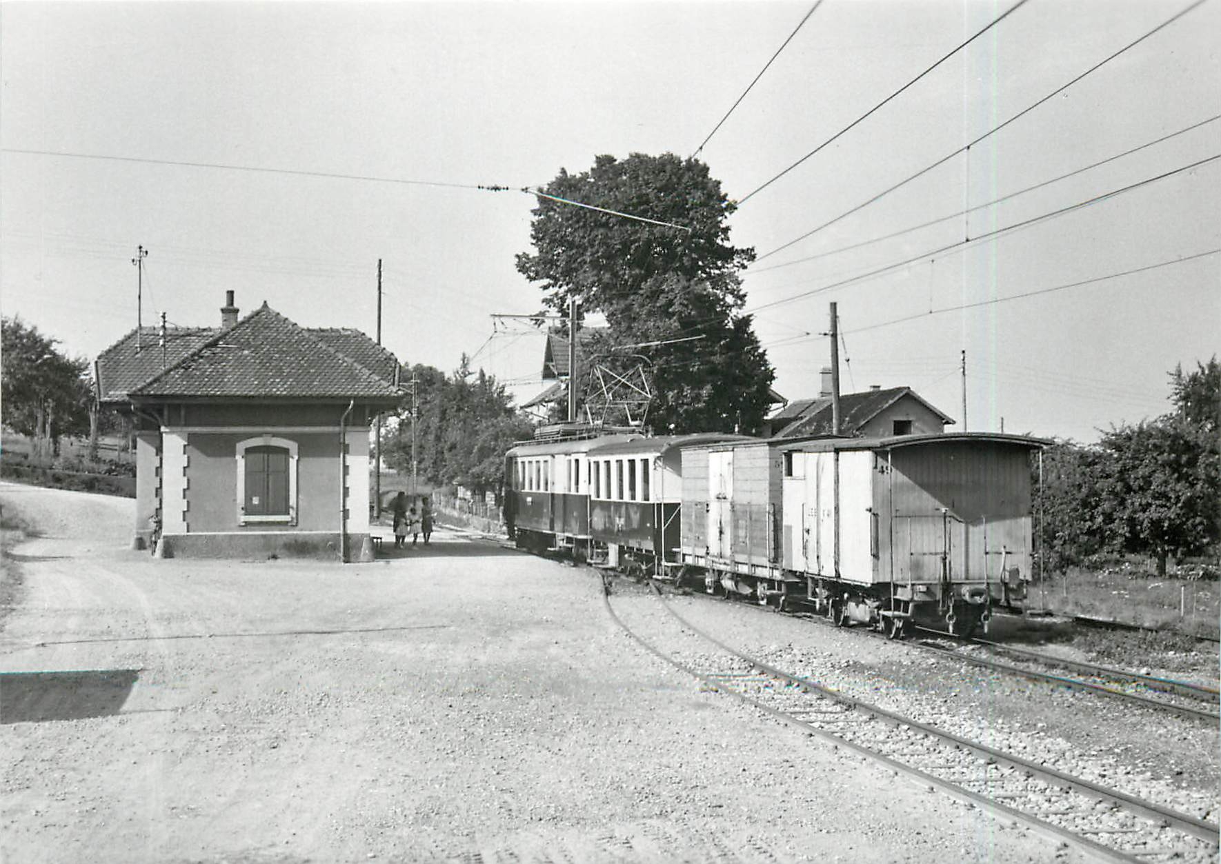 CPM Train mixte pour Lausanne arrivant a Assens 3.7.1964