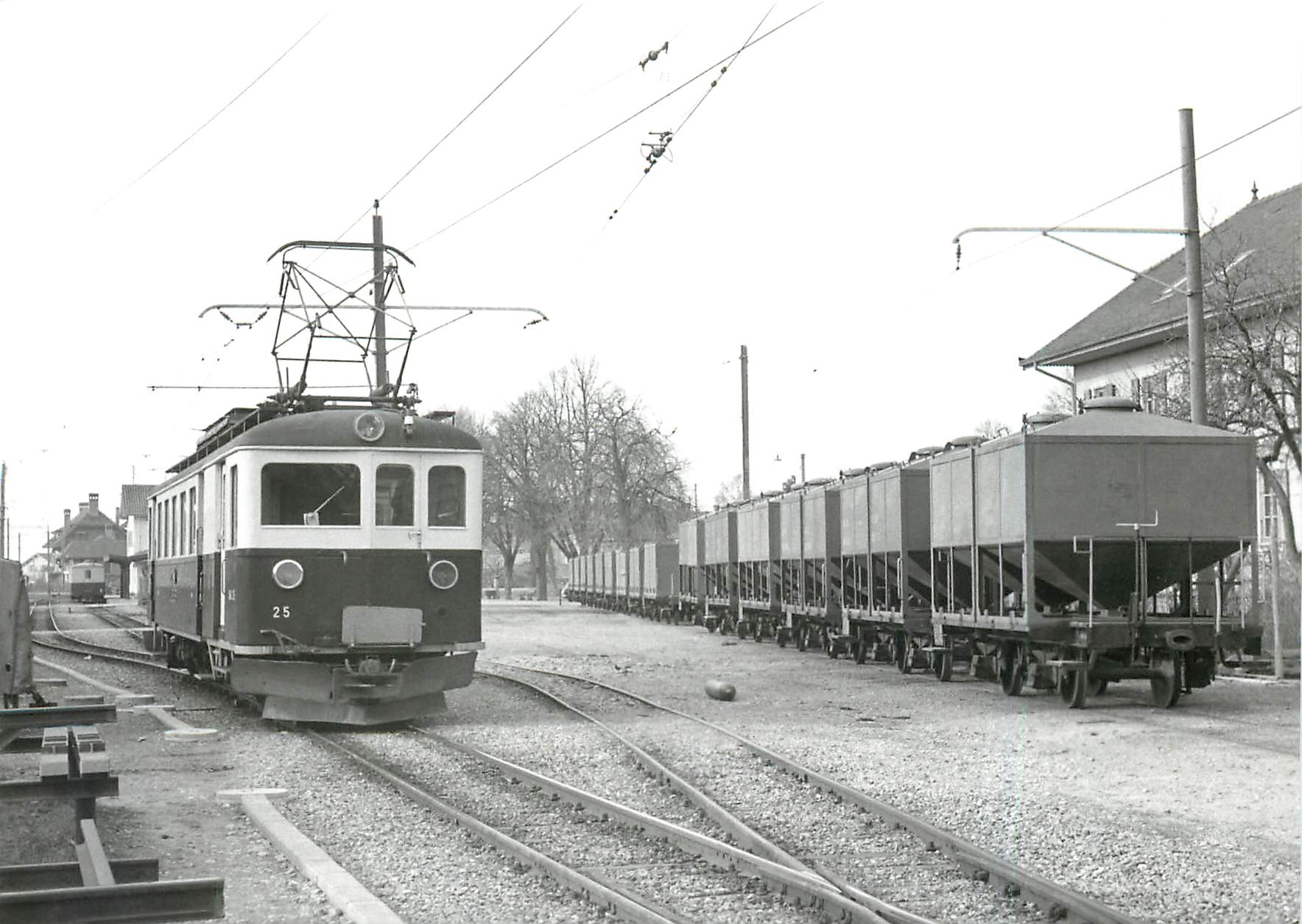 CPM Arrivee de Bercher a Echallens Rame de wagons a Cereales 25.2.1967