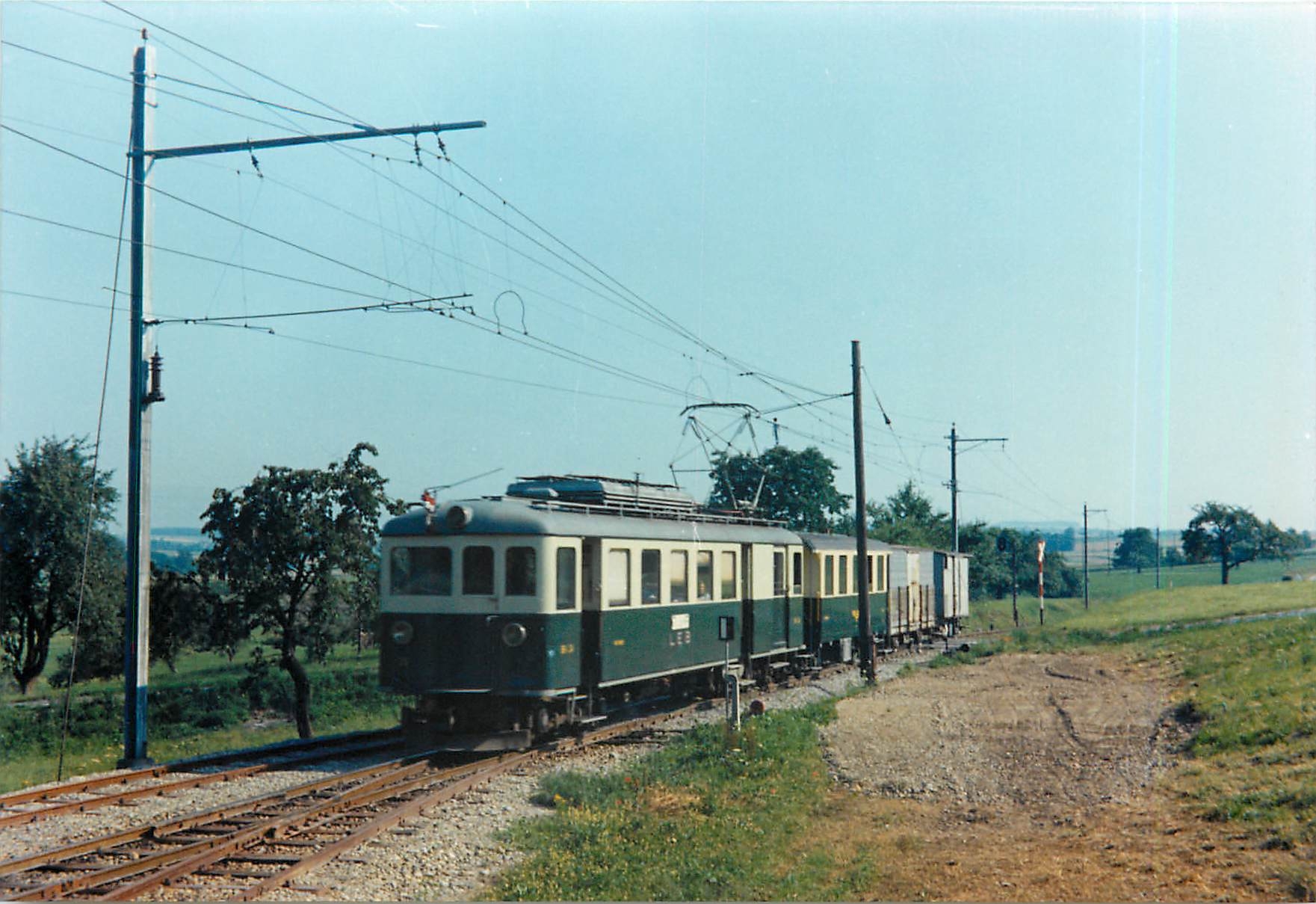 CPM Tran-mixte pour Lausanne arrivant a Assens 3.7.1964