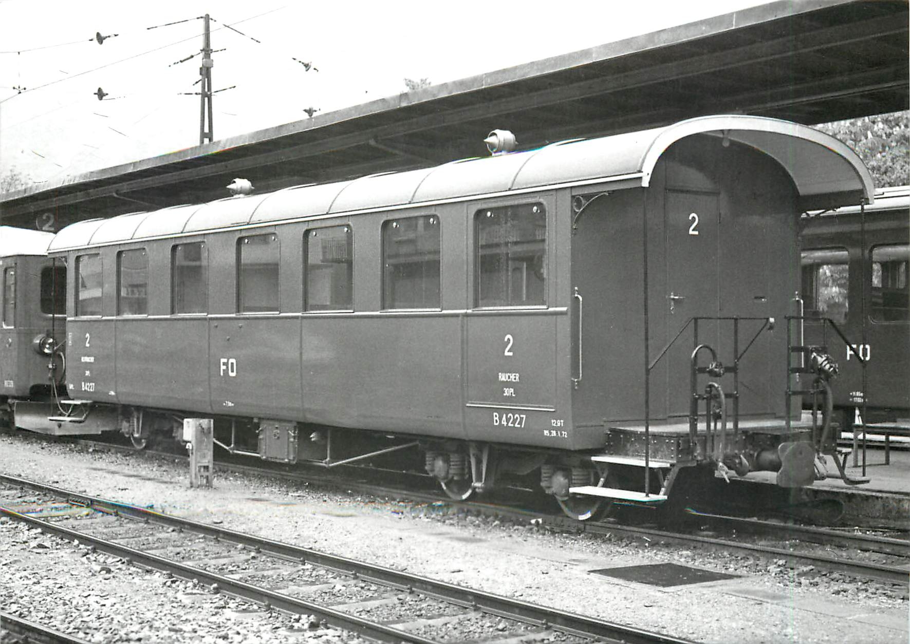 CPM Voiture B 4227 en gare de Brig 5.5.1972