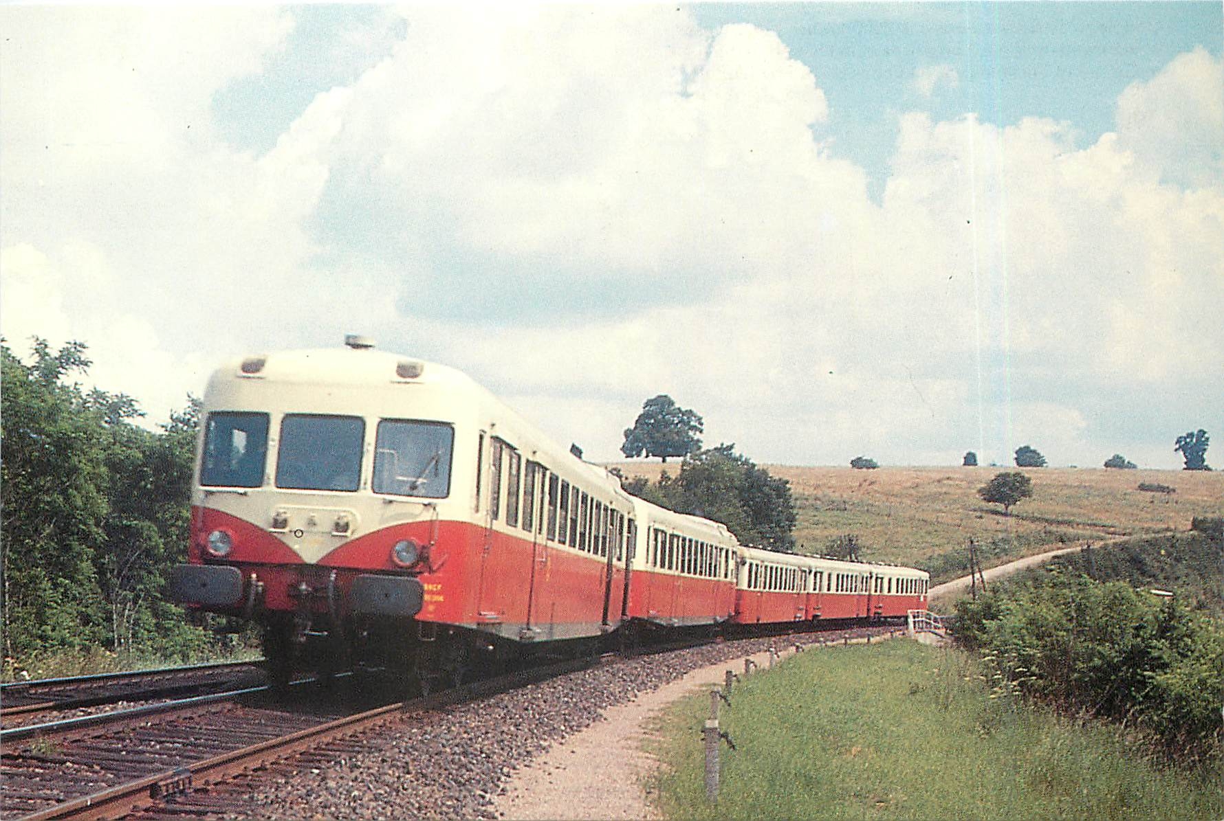CPM Couplage de deux autorails X 2800 unifies 825 Cv avec trois remorques unifiees a bogies juin 69