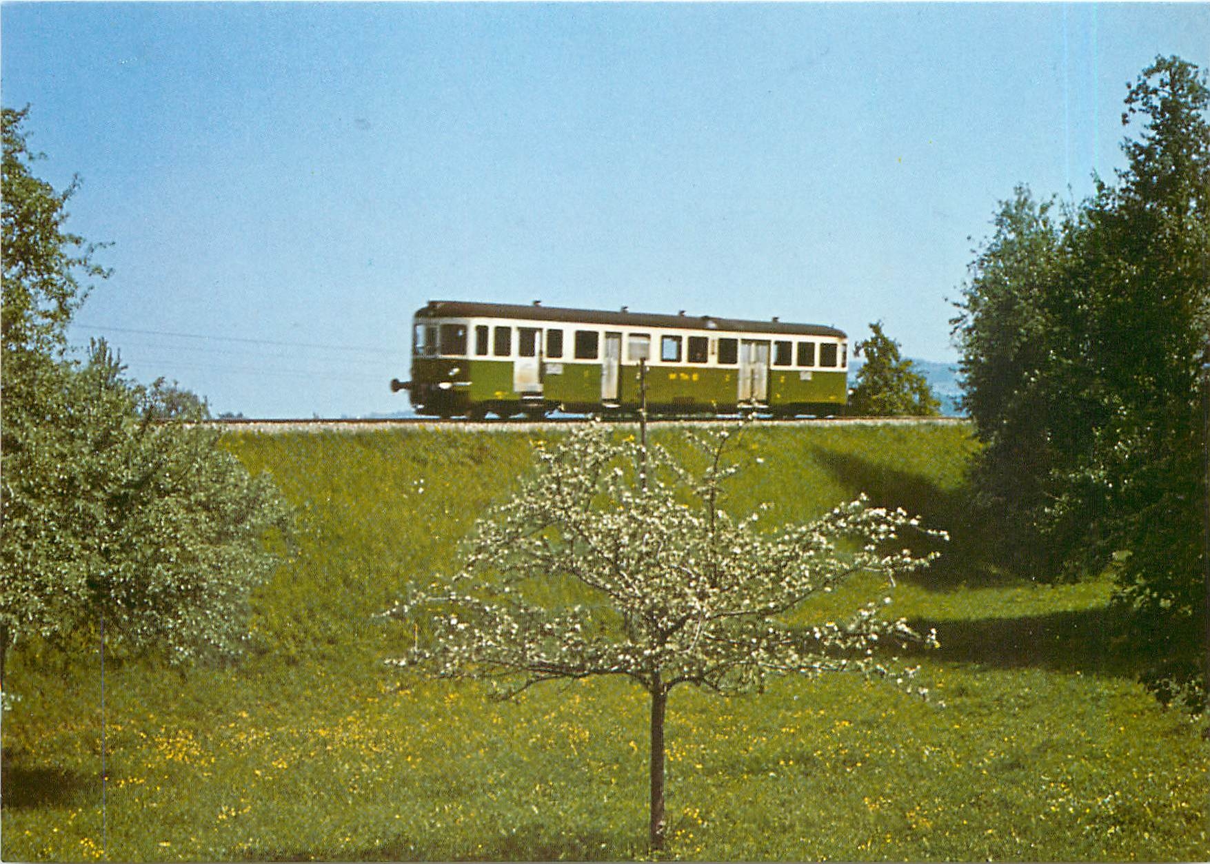 CPM MThB-Dieseltriebwagen ABFm 2/4 der Serie 7-9 brummelt durch die Blueschtlandschaft zwischen BRon