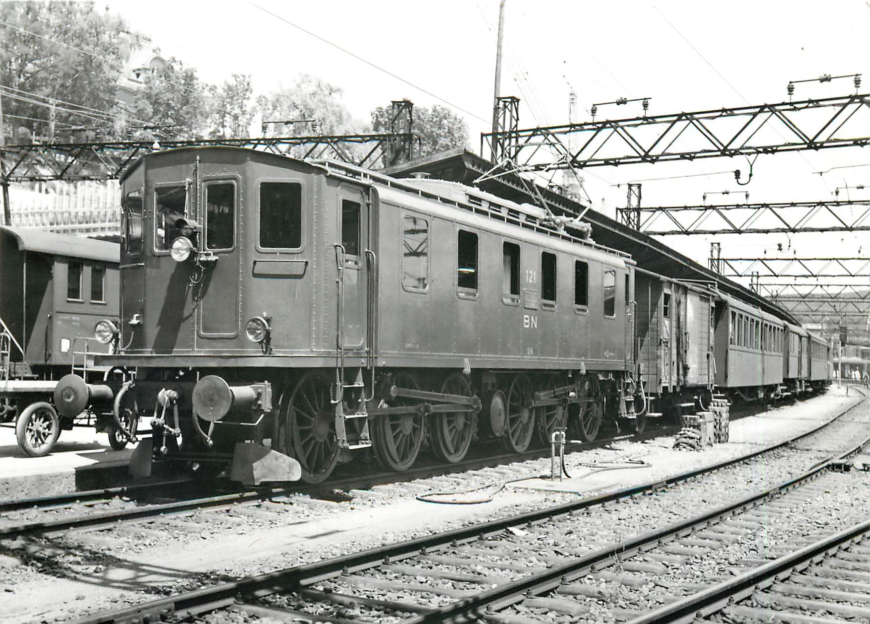 CPM Die Probelock BN Ce 6/6 21 mit gemischtem Zug nach Neuenburg im alten Bahnhof Bern wenige Jahre 
