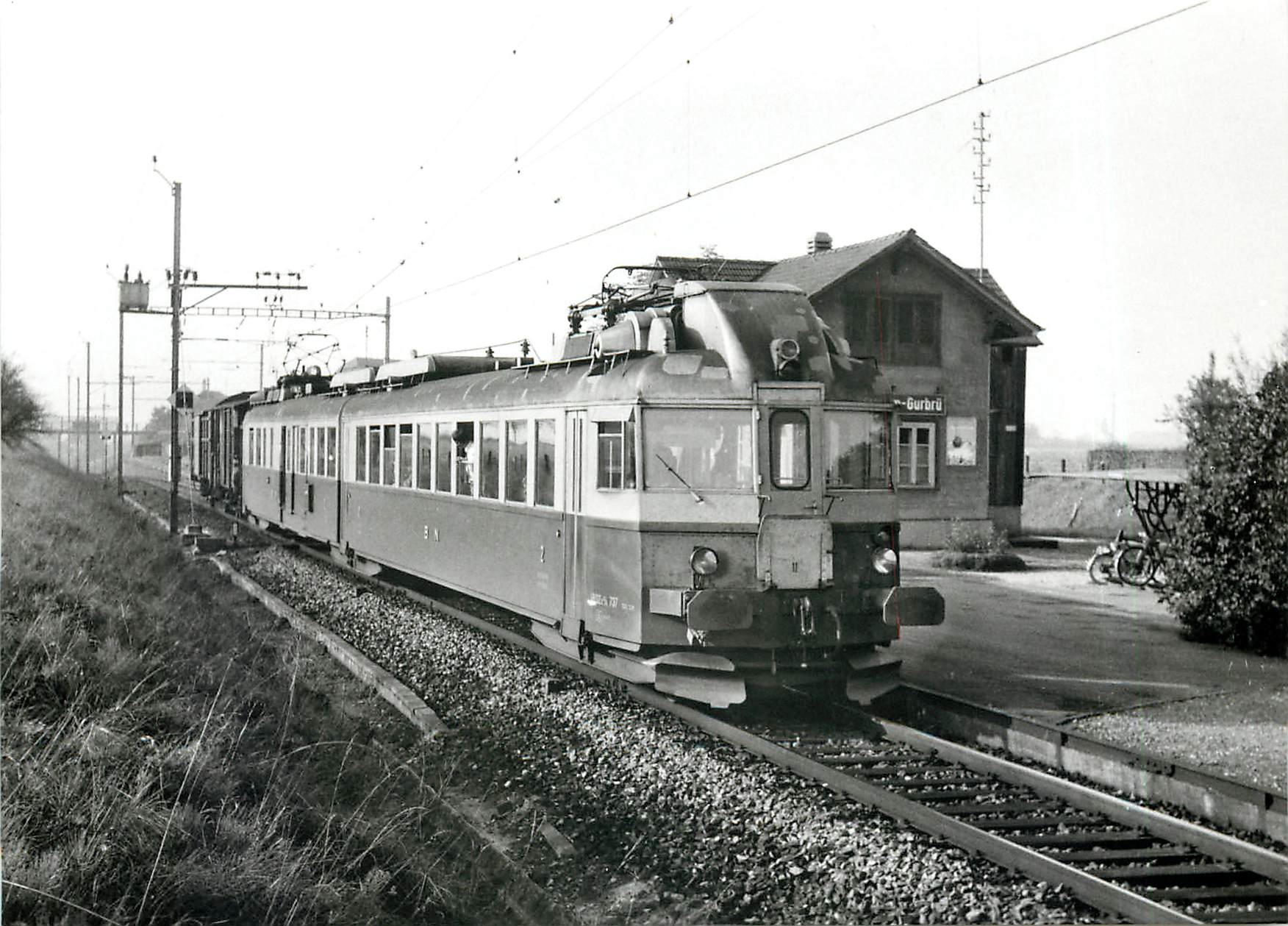 CPM BN ABDZe 4/6 737 mit dem fuer BLS-Triebwagen charakteristischen Dachiransformator als Bummier in